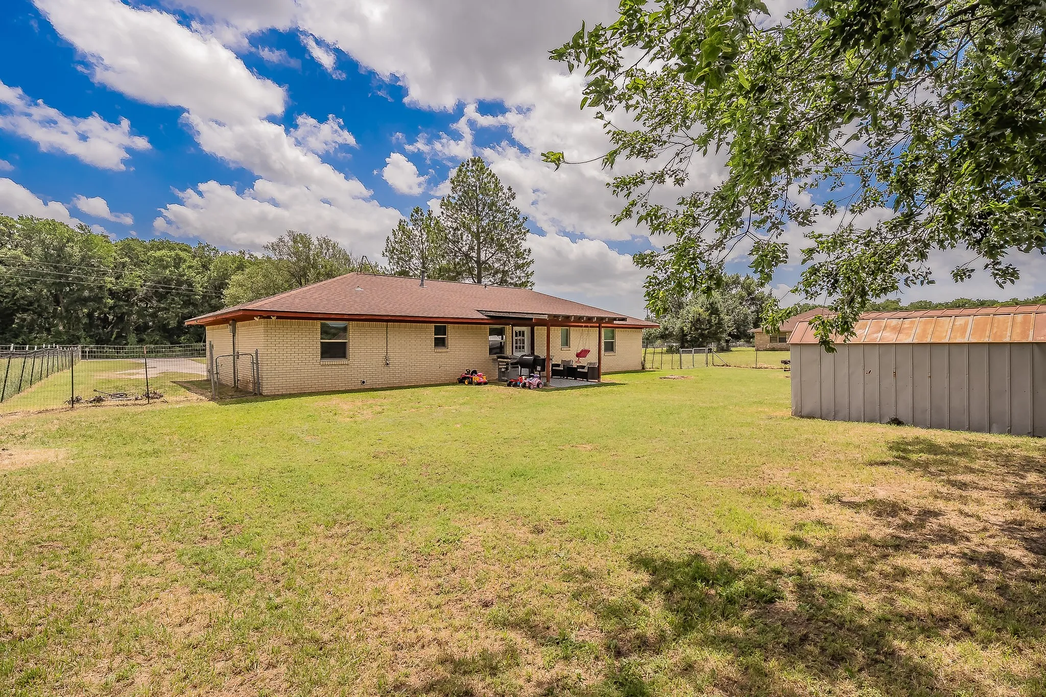 Single Family Residence For Sale in Parker County , 350 S Pearson Lane, Azle, Texas 76020, 3 Bedroom, 2 Bathroom, 1 Garage spaces, 1,533 Sqft, built in 1986, mls#21275058, Real Estate Agent in Azle, Homes For Sale in Parker county, Homes For Sale in Azle, Realtor in Azle Texas, Real Estate Brokerage Independent Realty Texas, Luminita Cordes Realtor