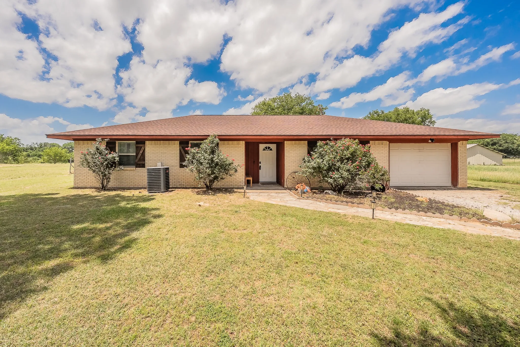 Single Family Residence For Sale in Parker County , 350 S Pearson Lane, Azle, Texas 76020, 3 Bedroom, 2 Bathroom, 1 Garage spaces, 1,533 Sqft, built in 1986, mls#21275058, Real Estate Agent in Azle, Homes For Sale in Parker county, Homes For Sale in Azle, Realtor in Azle Texas, Real Estate Brokerage Independent Realty Texas, Luminita Cordes Realtor