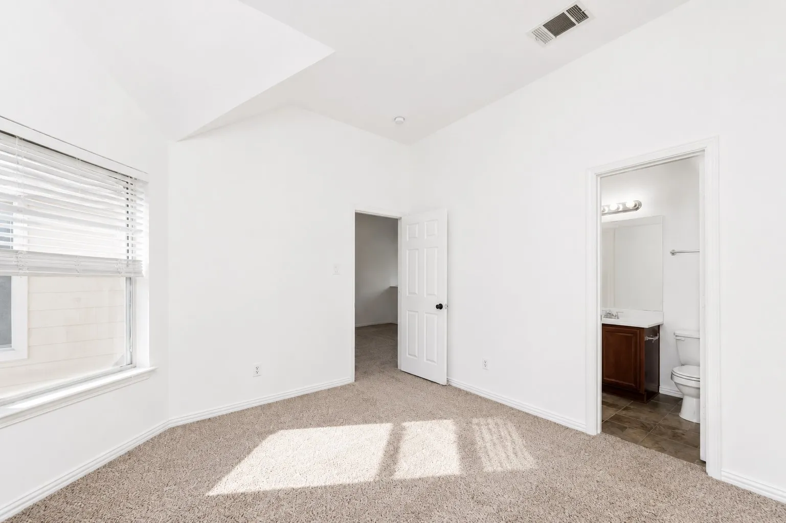 Single Family Residence For Sale in Denton County , 10110 Lakeview Drive, Providence Village, Texas 76227, 5 Bedroom, 4 Bathroom, 2 Garage spaces, 2,220 Sqft, built in 2003, mls#21299696, Real Estate Agent in Providence Village, Homes For Sale in Denton county, Homes For Sale in Providence Village, Realtor in Providence Village Texas, Real Estate Brokerage Independent Realty Texas, Luminita Cordes Realtor