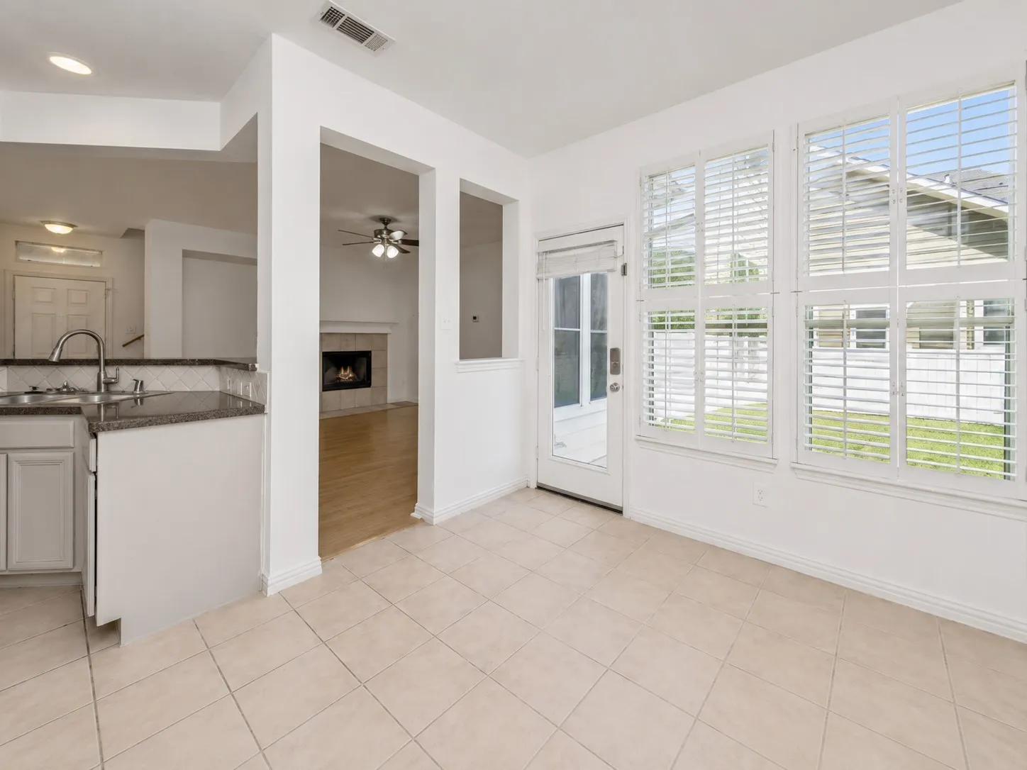 Single Family Residence For Sale in Denton County , 10110 Lakeview Drive, Providence Village, Texas 76227, 5 Bedroom, 4 Bathroom, 2 Garage spaces, 2,220 Sqft, built in 2003, mls#21299696, Real Estate Agent in Providence Village, Homes For Sale in Denton county, Homes For Sale in Providence Village, Realtor in Providence Village Texas, Real Estate Brokerage Independent Realty Texas, Luminita Cordes Realtor