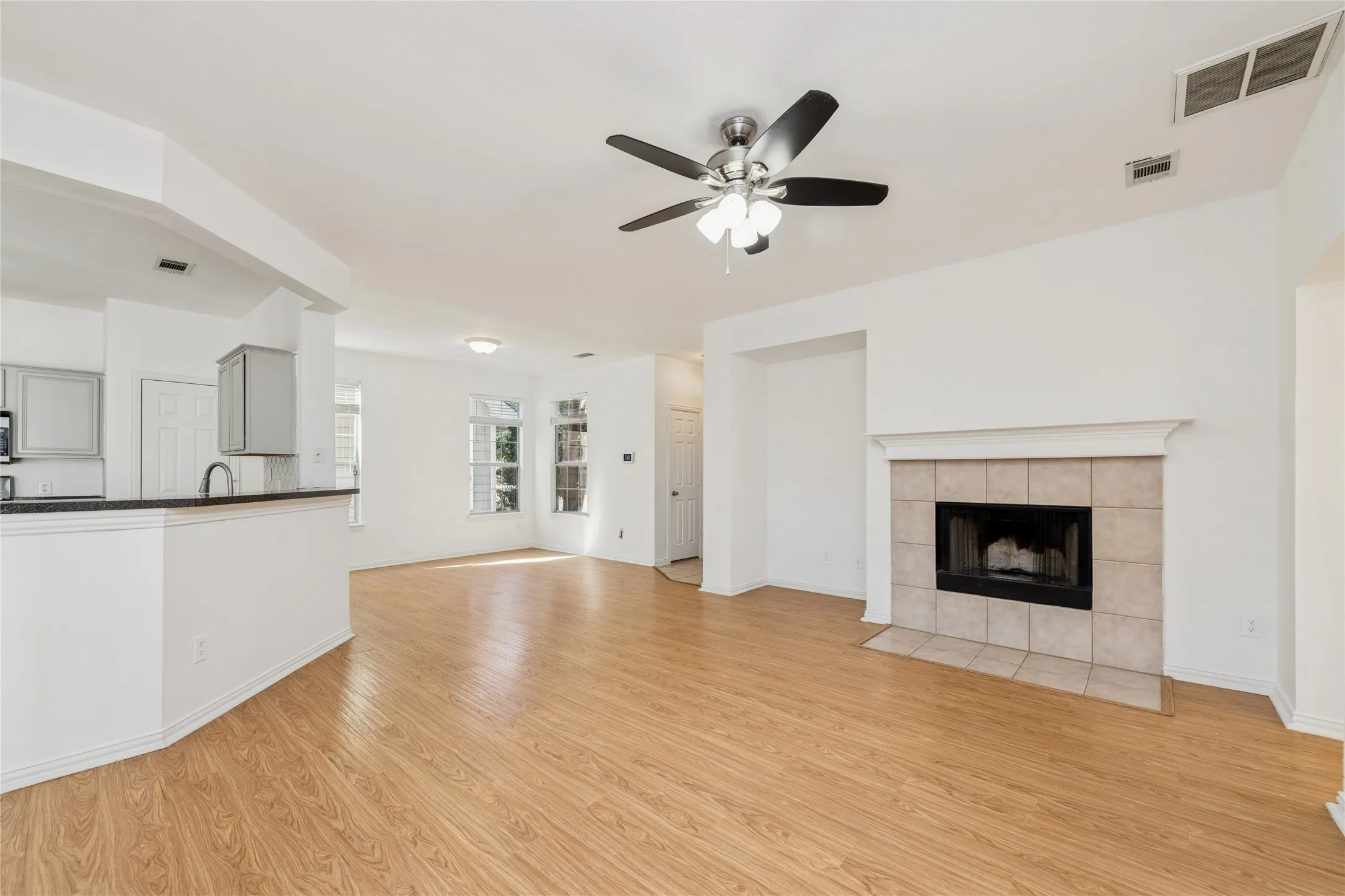 Single Family Residence For Sale in Denton County , 10110 Lakeview Drive, Providence Village, Texas 76227, 5 Bedroom, 4 Bathroom, 2 Garage spaces, 2,220 Sqft, built in 2003, mls#21299696, Real Estate Agent in Providence Village, Homes For Sale in Denton county, Homes For Sale in Providence Village, Realtor in Providence Village Texas, Real Estate Brokerage Independent Realty Texas, Luminita Cordes Realtor