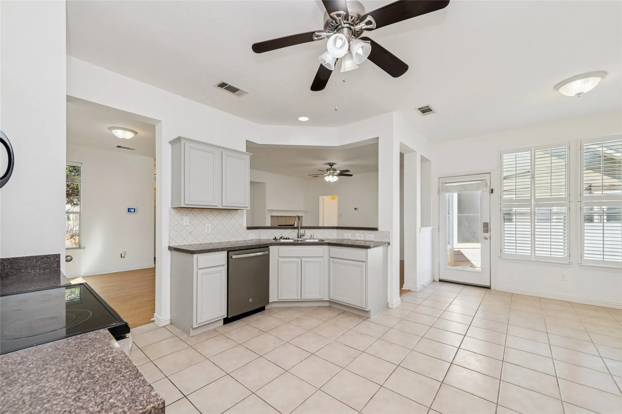 Single Family Residence For Sale in Denton County , 10110 Lakeview Drive, Providence Village, Texas 76227, 5 Bedroom, 4 Bathroom, 2 Garage spaces, 2,220 Sqft, built in 2003, mls#21299696, Real Estate Agent in Providence Village, Homes For Sale in Denton county, Homes For Sale in Providence Village, Realtor in Providence Village Texas, Real Estate Brokerage Independent Realty Texas, Luminita Cordes Realtor