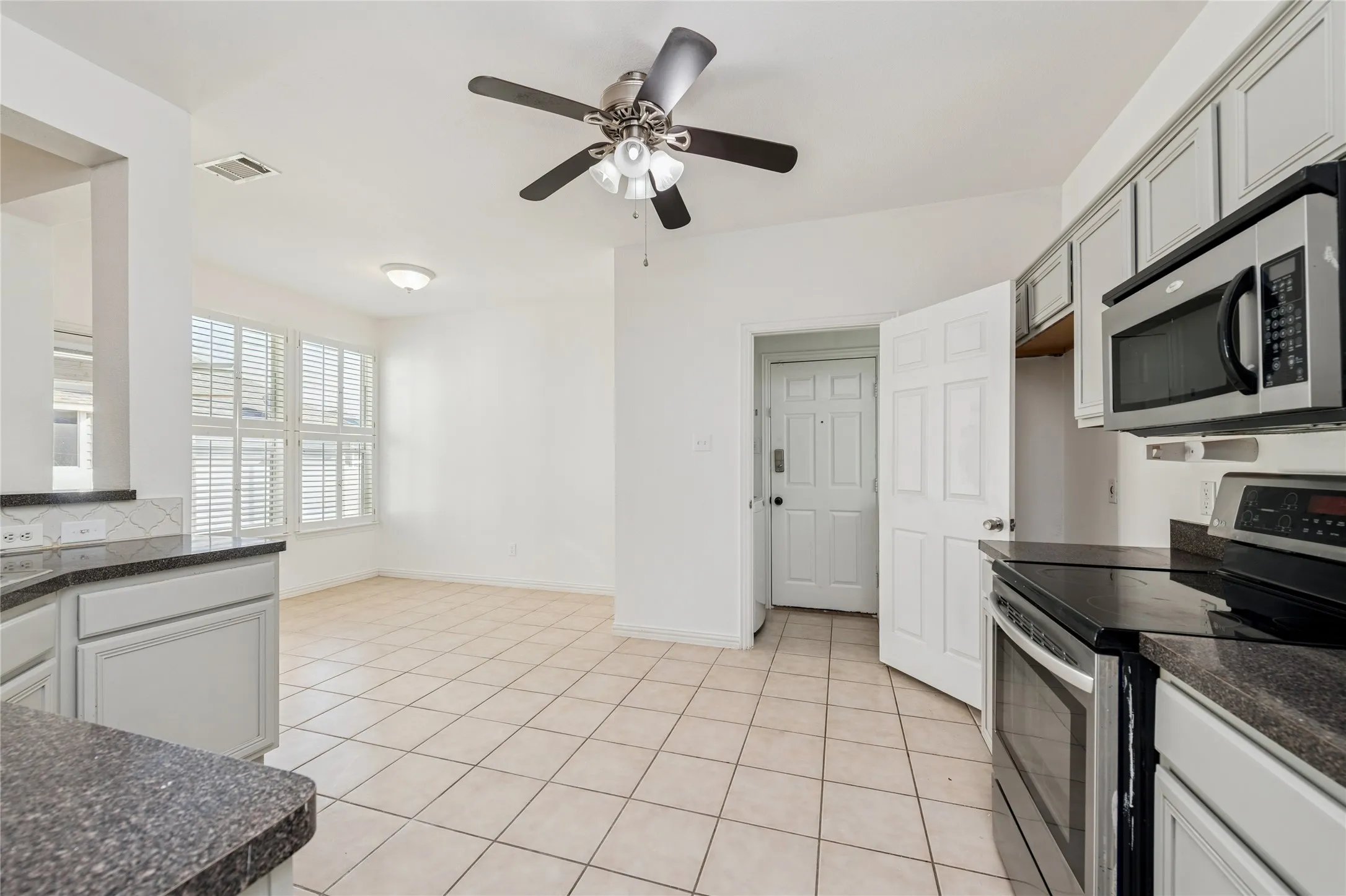 Single Family Residence For Sale in Denton County , 10110 Lakeview Drive, Providence Village, Texas 76227, 5 Bedroom, 4 Bathroom, 2 Garage spaces, 2,220 Sqft, built in 2003, mls#21299696, Real Estate Agent in Providence Village, Homes For Sale in Denton county, Homes For Sale in Providence Village, Realtor in Providence Village Texas, Real Estate Brokerage Independent Realty Texas, Luminita Cordes Realtor