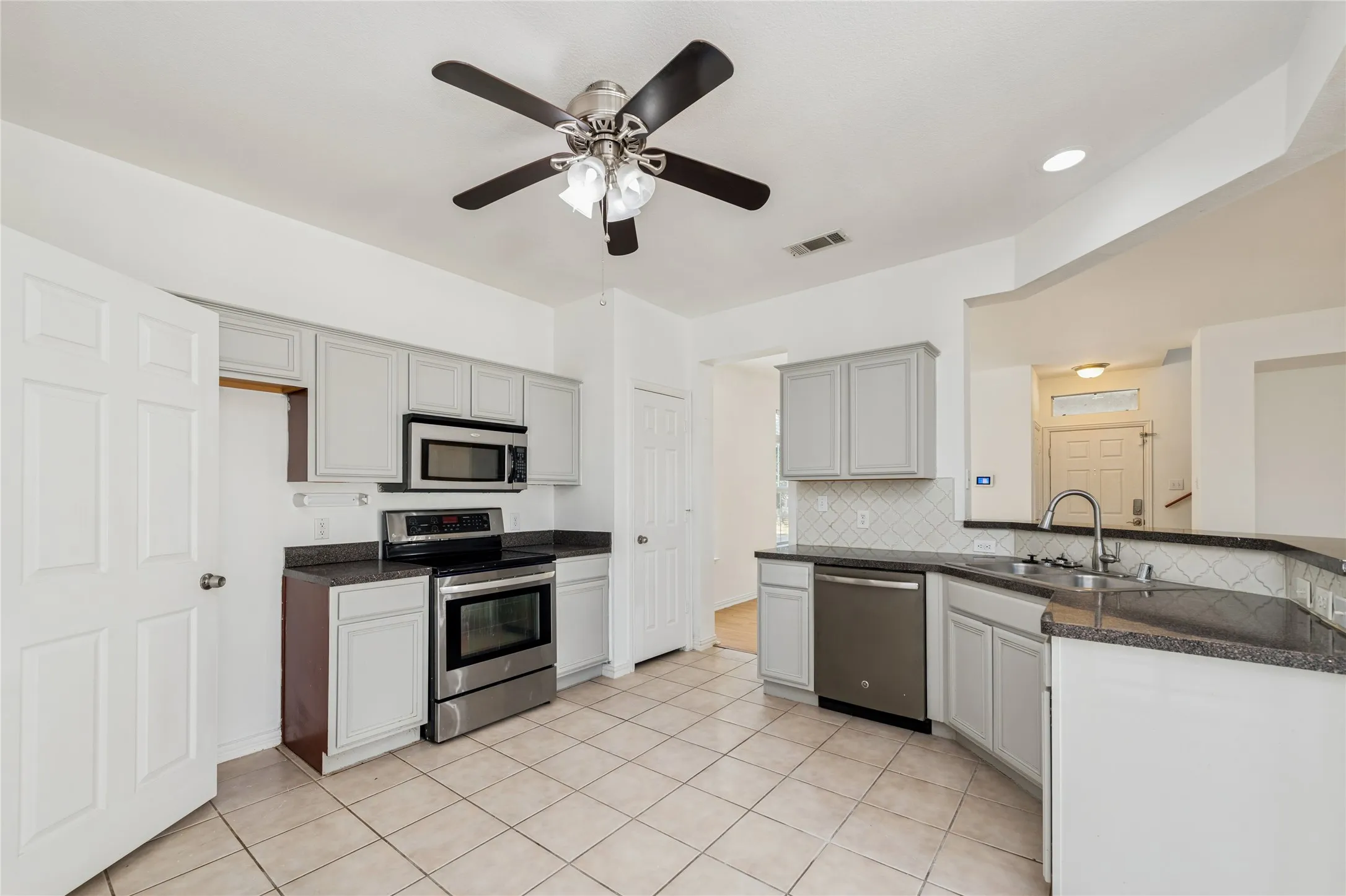 Single Family Residence For Sale in Denton County , 10110 Lakeview Drive, Providence Village, Texas 76227, 5 Bedroom, 4 Bathroom, 2 Garage spaces, 2,220 Sqft, built in 2003, mls#21299696, Real Estate Agent in Providence Village, Homes For Sale in Denton county, Homes For Sale in Providence Village, Realtor in Providence Village Texas, Real Estate Brokerage Independent Realty Texas, Luminita Cordes Realtor