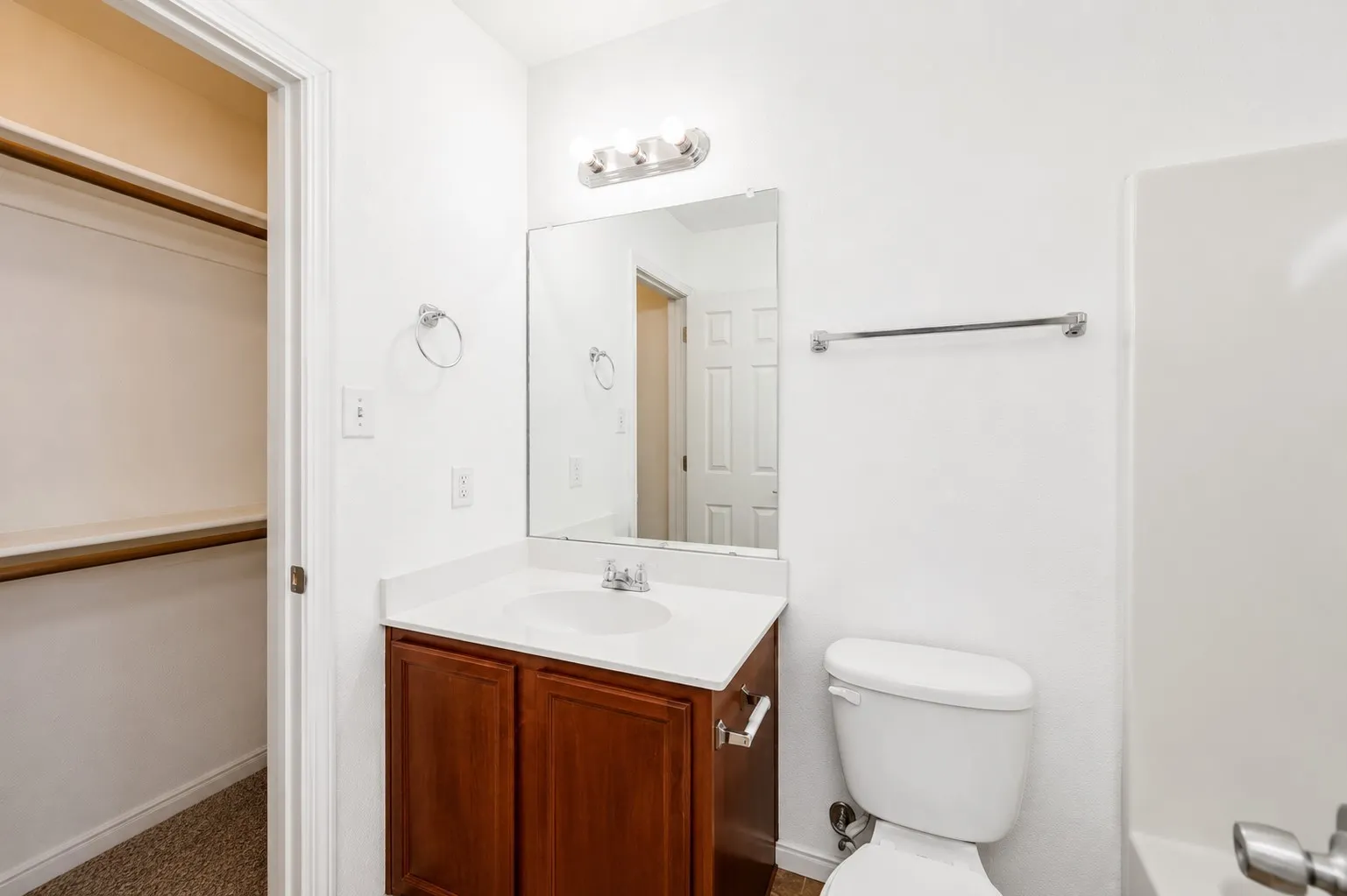 Single Family Residence For Sale in Denton County , 10110 Lakeview Drive, Providence Village, Texas 76227, 5 Bedroom, 4 Bathroom, 2 Garage spaces, 2,220 Sqft, built in 2003, mls#21299696, Real Estate Agent in Providence Village, Homes For Sale in Denton county, Homes For Sale in Providence Village, Realtor in Providence Village Texas, Real Estate Brokerage Independent Realty Texas, Luminita Cordes Realtor