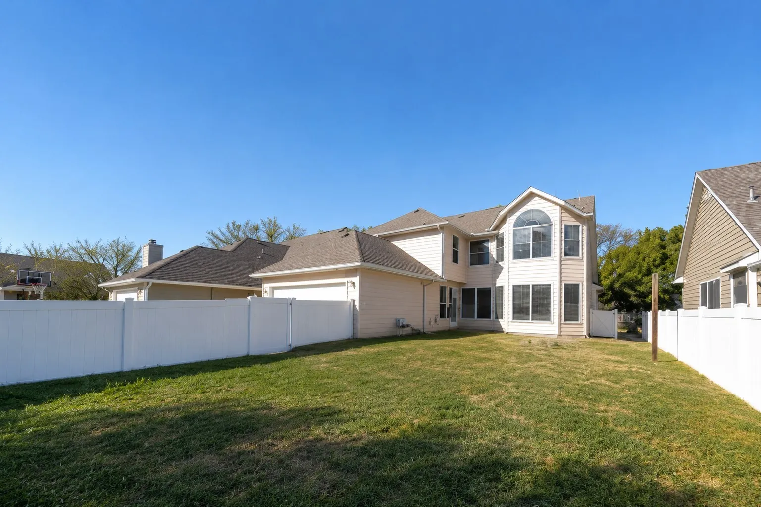 Single Family Residence For Sale in Denton County , 10110 Lakeview Drive, Providence Village, Texas 76227, 5 Bedroom, 4 Bathroom, 2 Garage spaces, 2,220 Sqft, built in 2003, mls#21299696, Real Estate Agent in Providence Village, Homes For Sale in Denton county, Homes For Sale in Providence Village, Realtor in Providence Village Texas, Real Estate Brokerage Independent Realty Texas, Luminita Cordes Realtor
