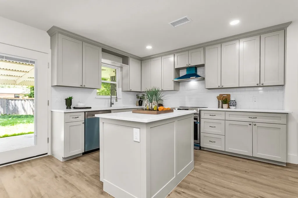 Single Family Residence For Sale in Dallas County , 10623 Mccree Road, Dallas, Texas 75238, 3 Bedroom, 3 Bathroom, 2 Garage spaces, 1,429 Sqft, built in 1958, mls#21299432, Real Estate Agent in Dallas, Homes For Sale in Dallas county, Homes For Sale in Dallas, Realtor in Dallas Texas, Real Estate Brokerage Independent Realty Texas, Luminita Cordes Realtor