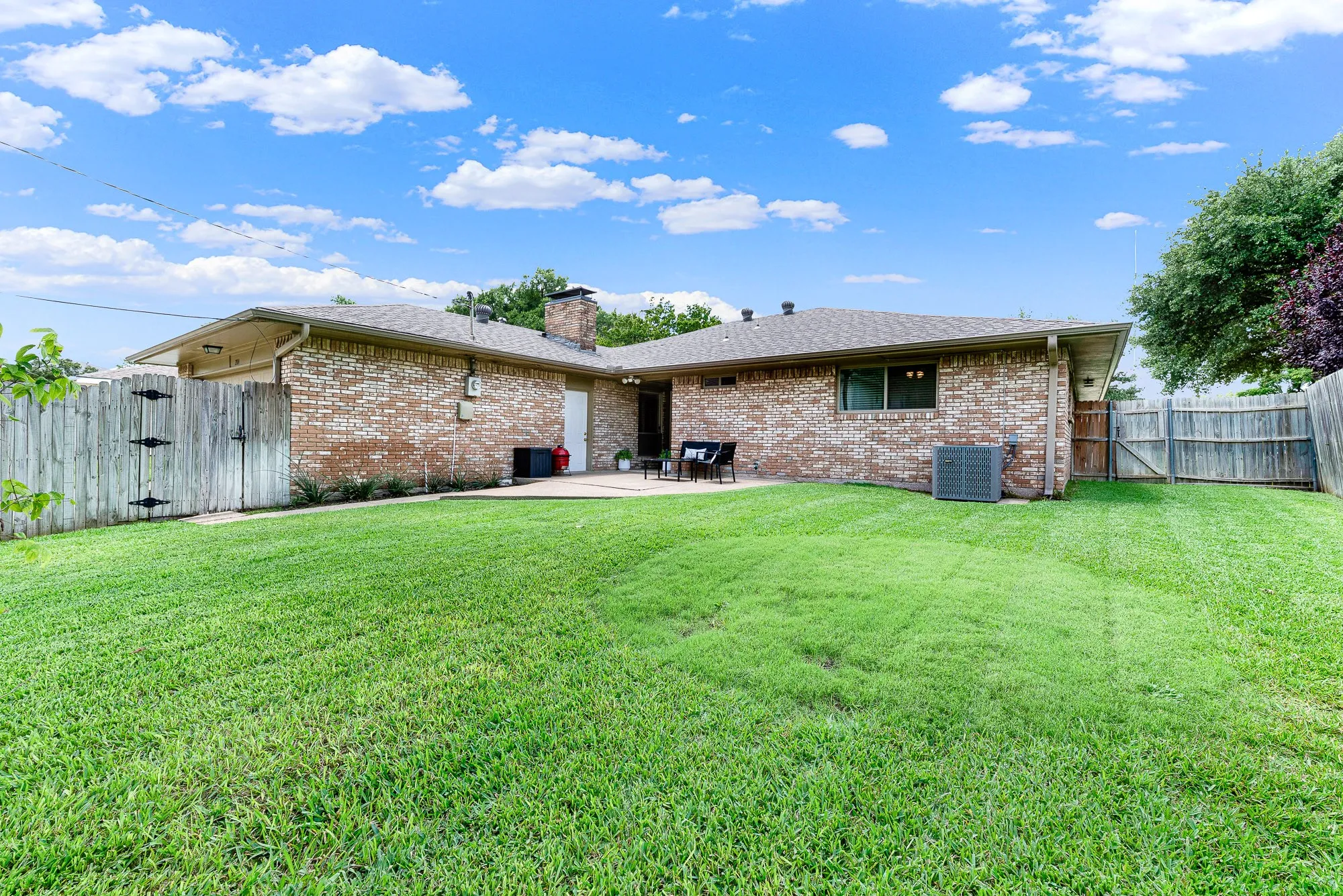 Single Family Residence For Sale in Collin County , 2814 Forest Grove Drive, Richardson, Texas 75080, 3 Bedroom, 3 Bathroom, 2 Garage spaces, 2,084 Sqft, built in 1971, mls#21283779, Real Estate Agent in Richardson, Homes For Sale in Collin county, Homes For Sale in Richardson, Realtor in Richardson Texas, Real Estate Brokerage Independent Realty Texas, Luminita Cordes Realtor