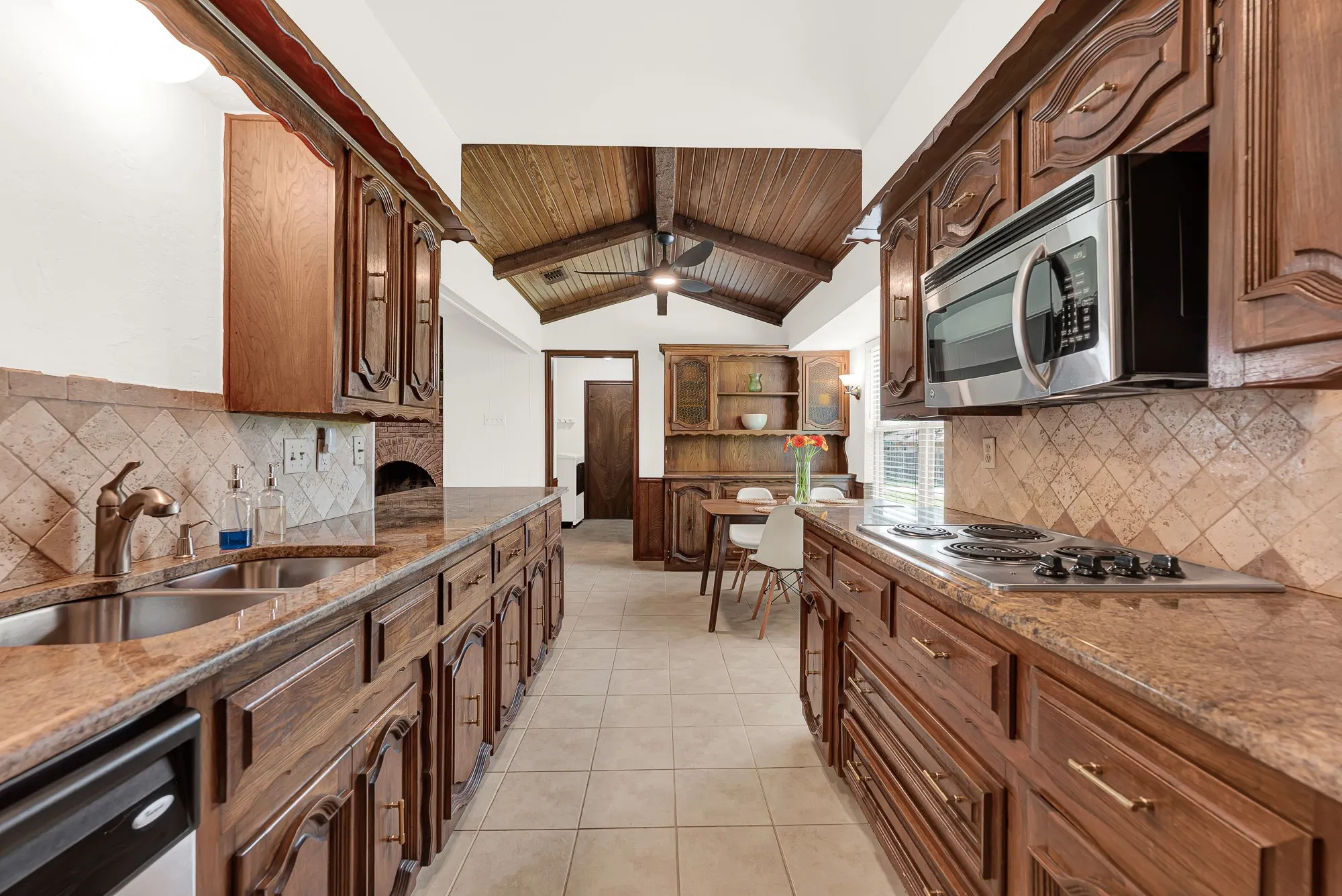 Single Family Residence For Sale in Collin County , 2814 Forest Grove Drive, Richardson, Texas 75080, 3 Bedroom, 3 Bathroom, 2 Garage spaces, 2,084 Sqft, built in 1971, mls#21283779, Real Estate Agent in Richardson, Homes For Sale in Collin county, Homes For Sale in Richardson, Realtor in Richardson Texas, Real Estate Brokerage Independent Realty Texas, Luminita Cordes Realtor