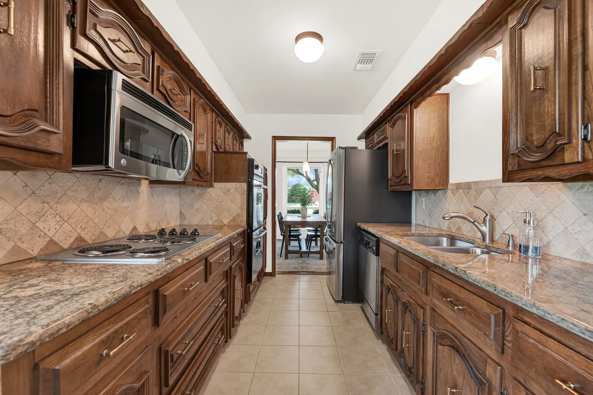 Single Family Residence For Sale in Collin County , 2814 Forest Grove Drive, Richardson, Texas 75080, 3 Bedroom, 3 Bathroom, 2 Garage spaces, 2,084 Sqft, built in 1971, mls#21283779, Real Estate Agent in Richardson, Homes For Sale in Collin county, Homes For Sale in Richardson, Realtor in Richardson Texas, Real Estate Brokerage Independent Realty Texas, Luminita Cordes Realtor