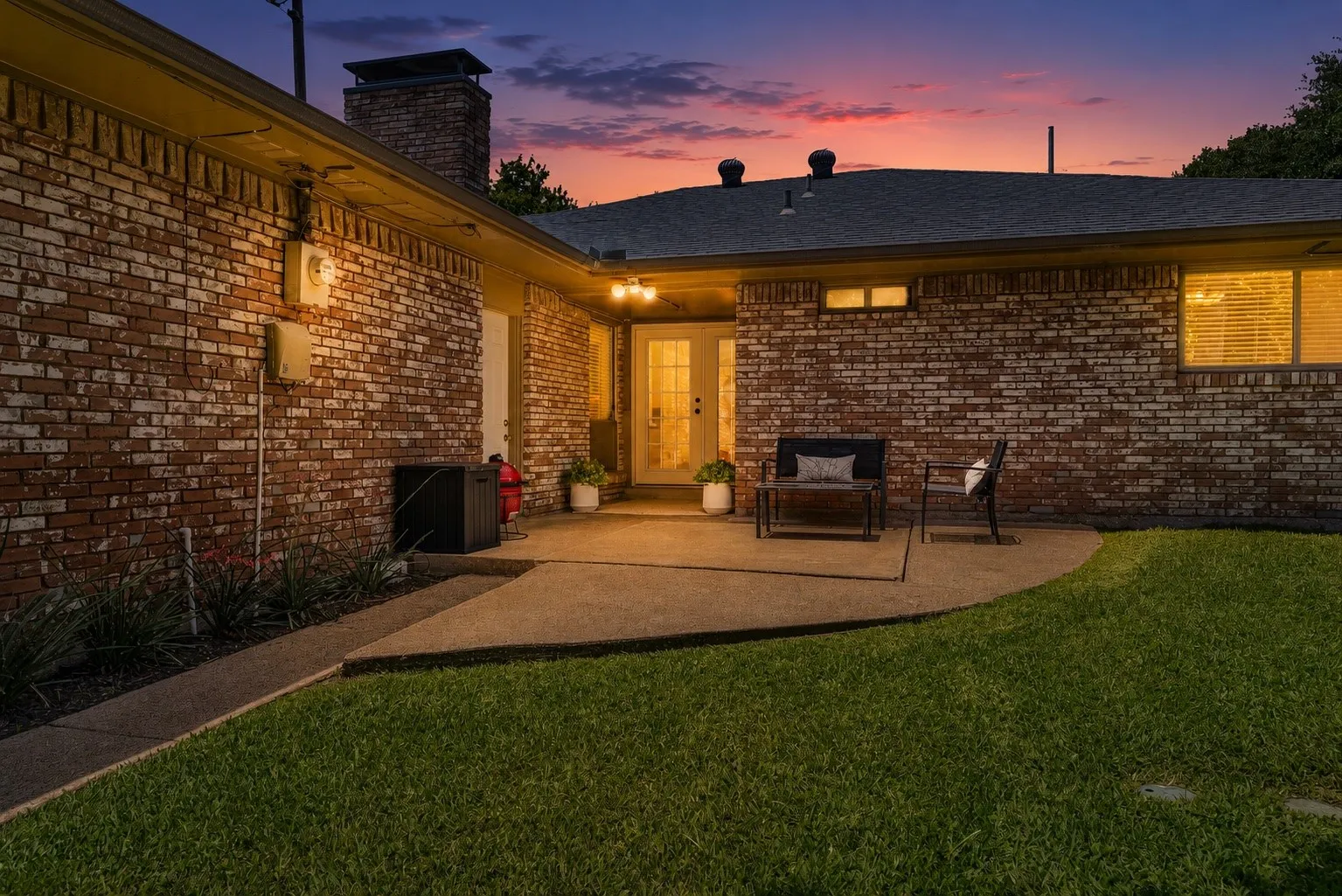 Single Family Residence For Sale in Collin County , 2814 Forest Grove Drive, Richardson, Texas 75080, 3 Bedroom, 3 Bathroom, 2 Garage spaces, 2,084 Sqft, built in 1971, mls#21283779, Real Estate Agent in Richardson, Homes For Sale in Collin county, Homes For Sale in Richardson, Realtor in Richardson Texas, Real Estate Brokerage Independent Realty Texas, Luminita Cordes Realtor