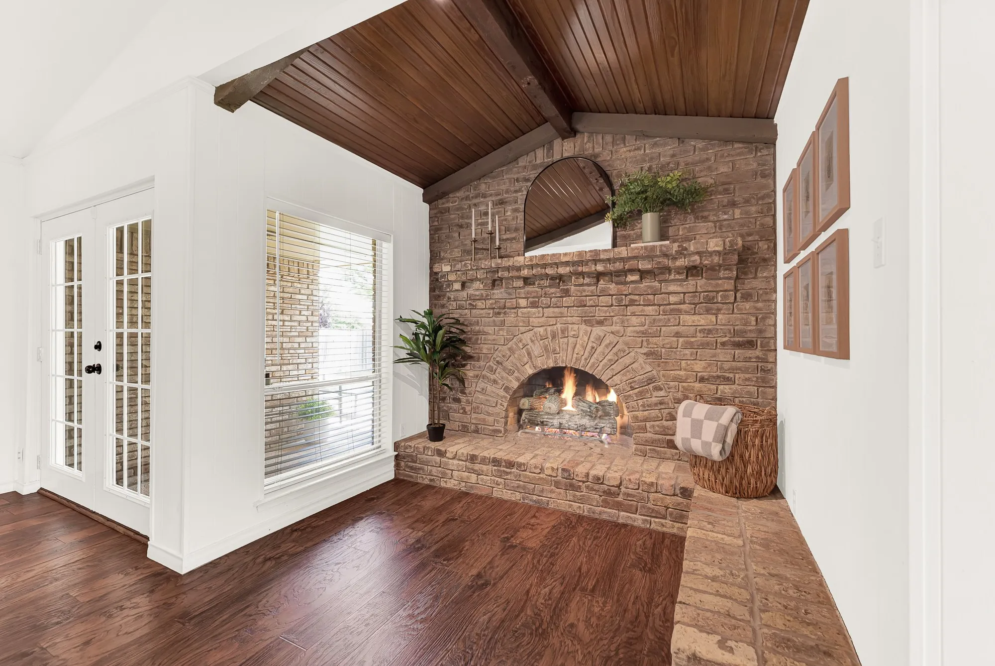 Single Family Residence For Sale in Collin County , 2814 Forest Grove Drive, Richardson, Texas 75080, 3 Bedroom, 3 Bathroom, 2 Garage spaces, 2,084 Sqft, built in 1971, mls#21283779, Real Estate Agent in Richardson, Homes For Sale in Collin county, Homes For Sale in Richardson, Realtor in Richardson Texas, Real Estate Brokerage Independent Realty Texas, Luminita Cordes Realtor