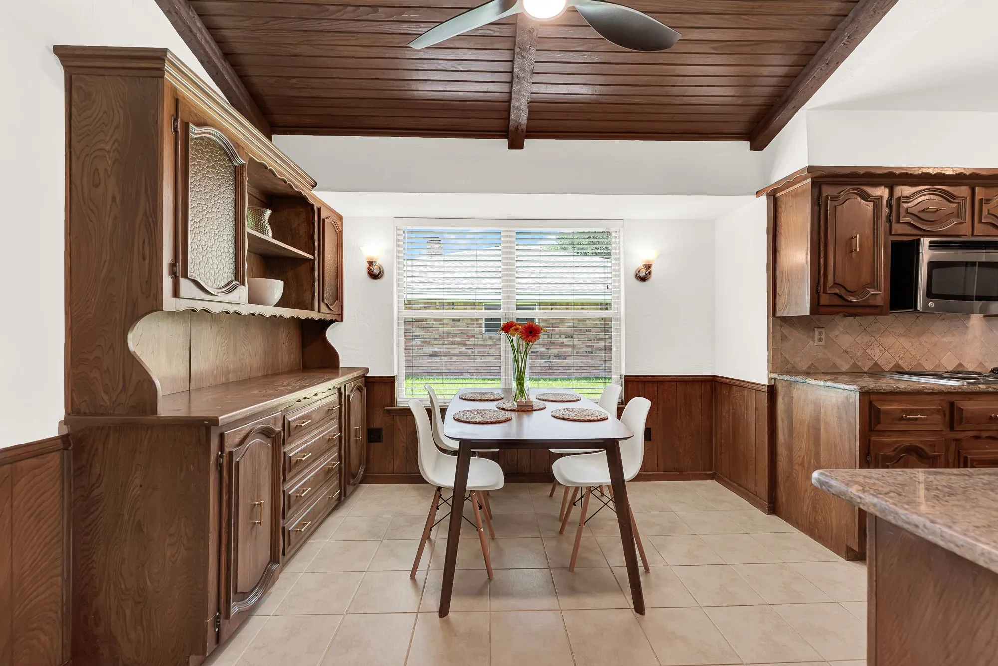 Single Family Residence For Sale in Collin County , 2814 Forest Grove Drive, Richardson, Texas 75080, 3 Bedroom, 3 Bathroom, 2 Garage spaces, 2,084 Sqft, built in 1971, mls#21283779, Real Estate Agent in Richardson, Homes For Sale in Collin county, Homes For Sale in Richardson, Realtor in Richardson Texas, Real Estate Brokerage Independent Realty Texas, Luminita Cordes Realtor