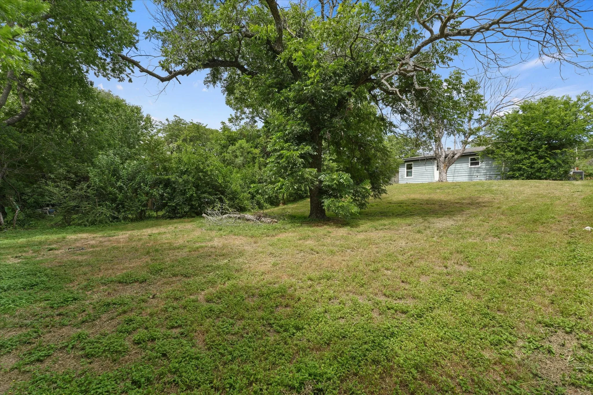 Single Family Residence For Sale in Tarrant County , 3216 Sappington Place, Fort Worth, Texas 76116, 3 Bedroom, 2 Bathroom, 1 Garage spaces, 1,244 Sqft, built in 1955, mls#21299145, Real Estate Agent in Fort Worth, Homes For Sale in Tarrant county, Homes For Sale in Fort Worth, Realtor in Fort Worth Texas, Real Estate Brokerage Independent Realty Texas, Luminita Cordes Realtor