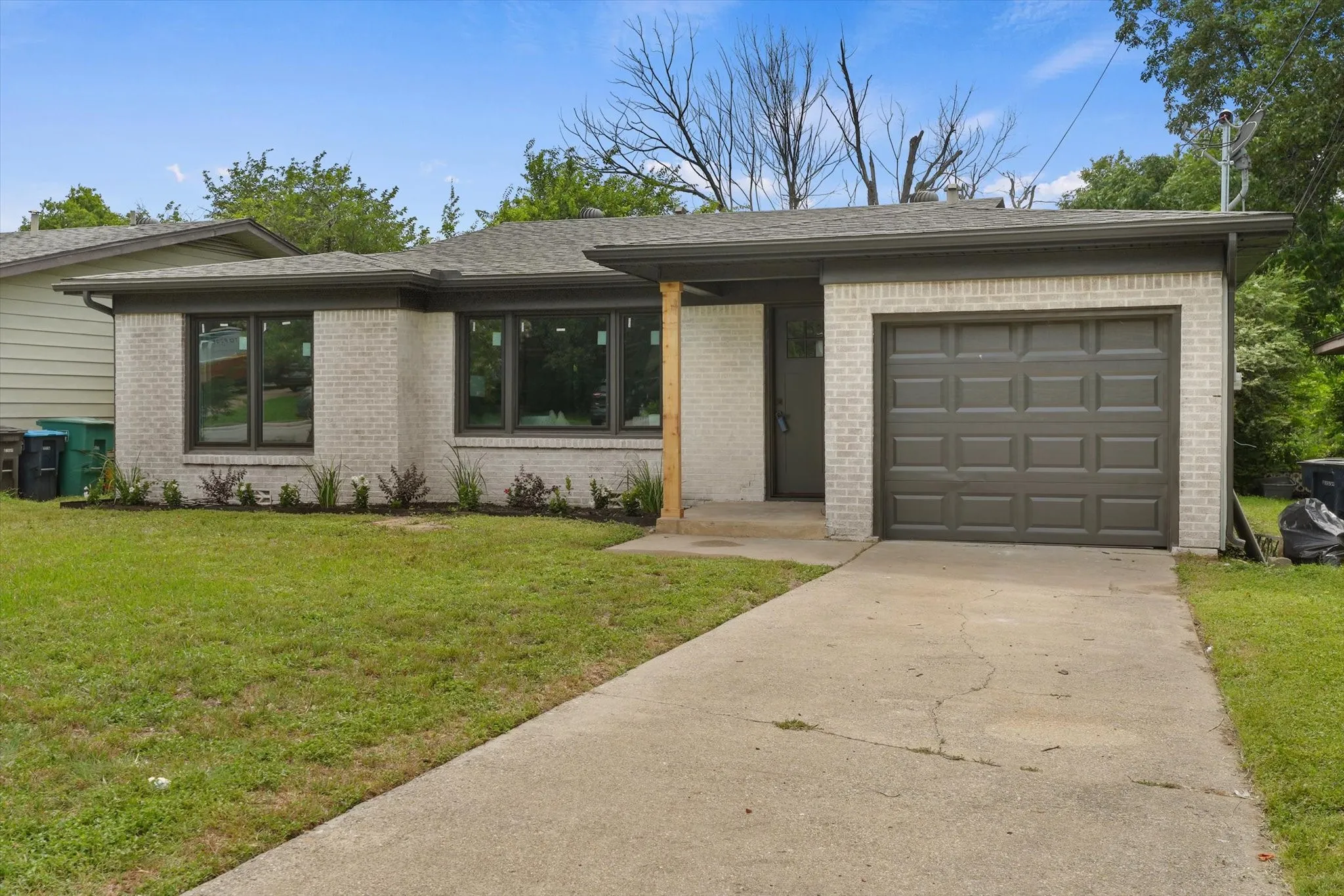 Single Family Residence For Sale in Tarrant County , 3216 Sappington Place, Fort Worth, Texas 76116, 3 Bedroom, 2 Bathroom, 1 Garage spaces, 1,244 Sqft, built in 1955, mls#21299145, Real Estate Agent in Fort Worth, Homes For Sale in Tarrant county, Homes For Sale in Fort Worth, Realtor in Fort Worth Texas, Real Estate Brokerage Independent Realty Texas, Luminita Cordes Realtor