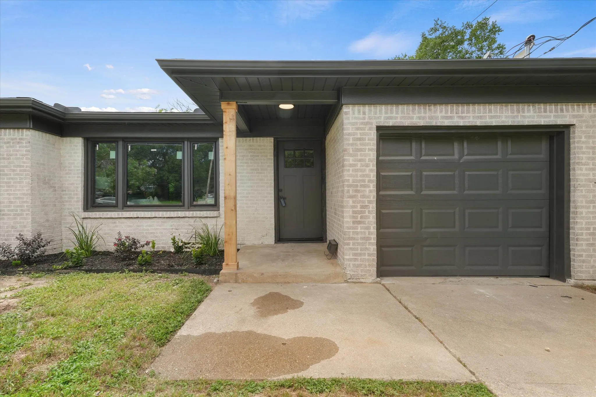 Single Family Residence For Sale in Tarrant County , 3216 Sappington Place, Fort Worth, Texas 76116, 3 Bedroom, 2 Bathroom, 1 Garage spaces, 1,244 Sqft, built in 1955, mls#21299145, Real Estate Agent in Fort Worth, Homes For Sale in Tarrant county, Homes For Sale in Fort Worth, Realtor in Fort Worth Texas, Real Estate Brokerage Independent Realty Texas, Luminita Cordes Realtor