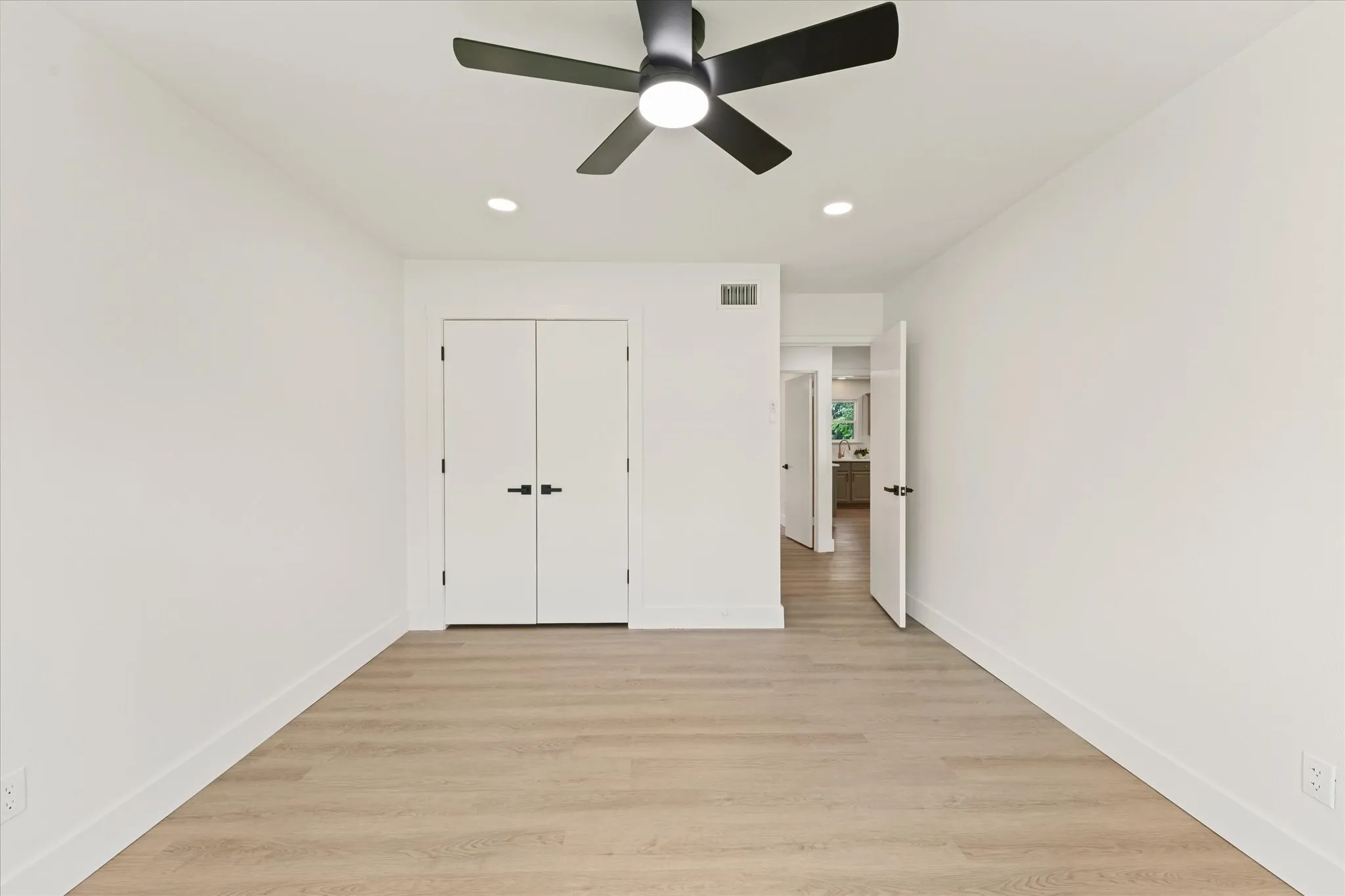 Single Family Residence For Sale in Tarrant County , 3216 Sappington Place, Fort Worth, Texas 76116, 3 Bedroom, 2 Bathroom, 1 Garage spaces, 1,244 Sqft, built in 1955, mls#21299145, Real Estate Agent in Fort Worth, Homes For Sale in Tarrant county, Homes For Sale in Fort Worth, Realtor in Fort Worth Texas, Real Estate Brokerage Independent Realty Texas, Luminita Cordes Realtor