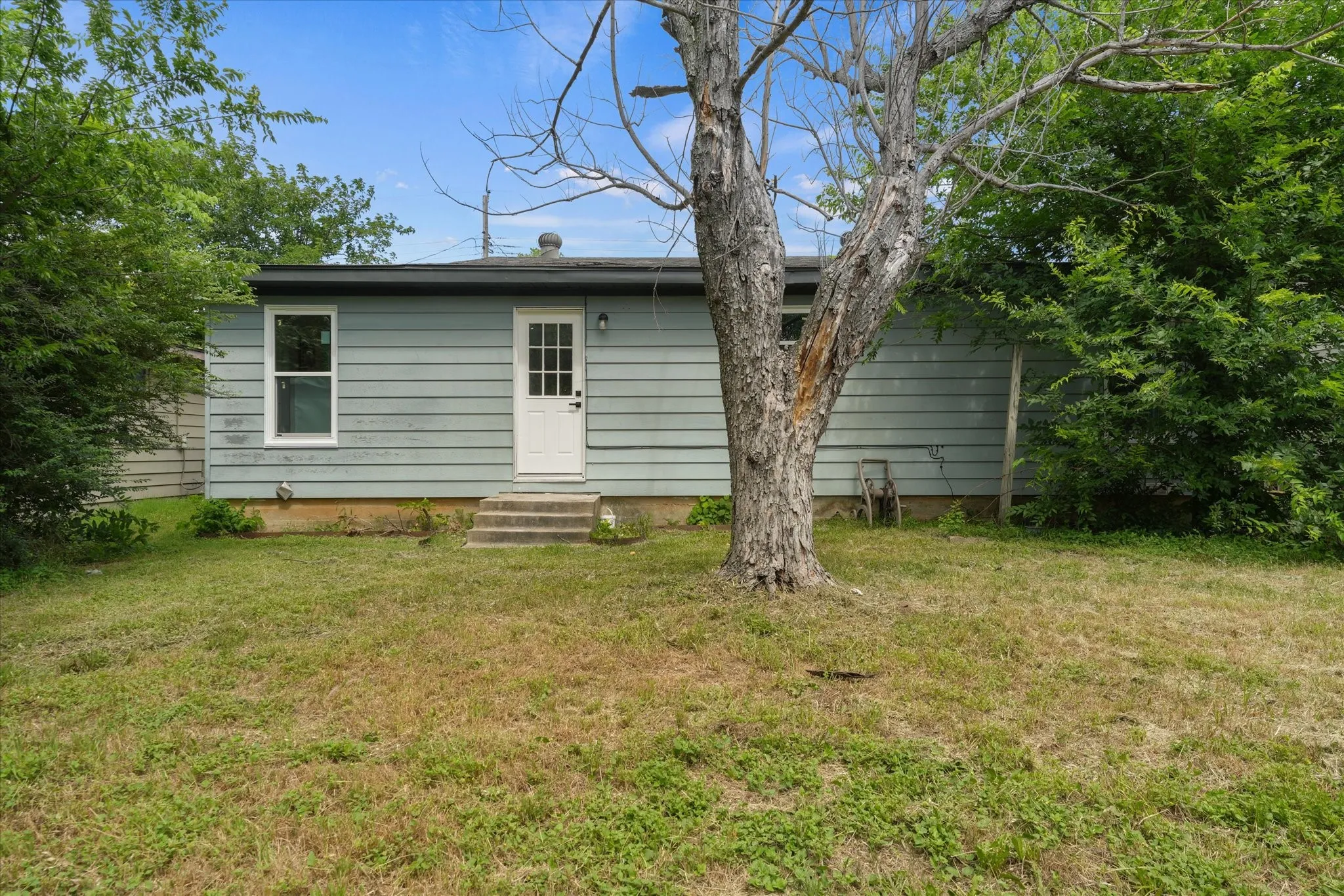 Single Family Residence For Sale in Tarrant County , 3216 Sappington Place, Fort Worth, Texas 76116, 3 Bedroom, 2 Bathroom, 1 Garage spaces, 1,244 Sqft, built in 1955, mls#21299145, Real Estate Agent in Fort Worth, Homes For Sale in Tarrant county, Homes For Sale in Fort Worth, Realtor in Fort Worth Texas, Real Estate Brokerage Independent Realty Texas, Luminita Cordes Realtor