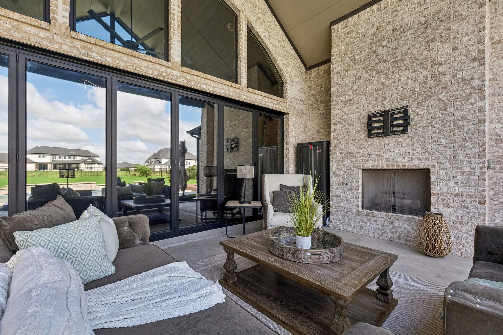 Vaulted ceiling, tv mount, fireplace