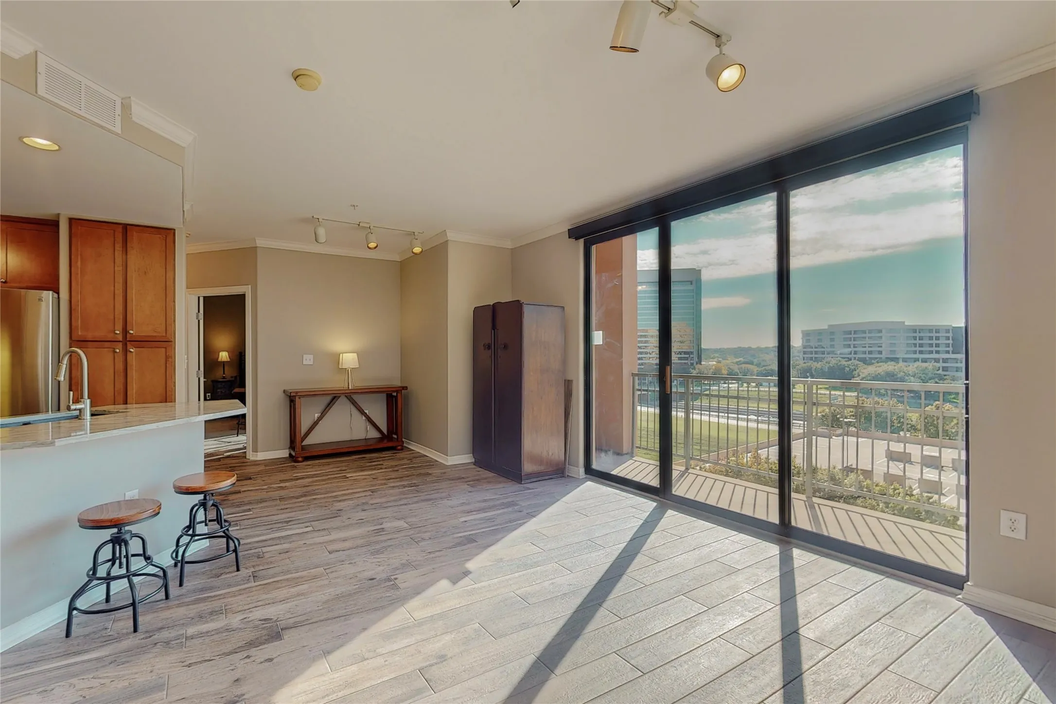 Condominium For Sale in Dallas County , 330 Las Colinas Boulevard E 920, Irving, Texas 75039, 1 Bedroom, 1 Bathroom, 1 Garage spaces, 984 Sqft, built in 2001, mls#21299680, Real Estate Agent in Irving, Homes For Sale in Dallas county, Homes For Sale in Irving, Realtor in Irving Texas, Real Estate Brokerage Independent Realty Texas, Luminita Cordes Realtor