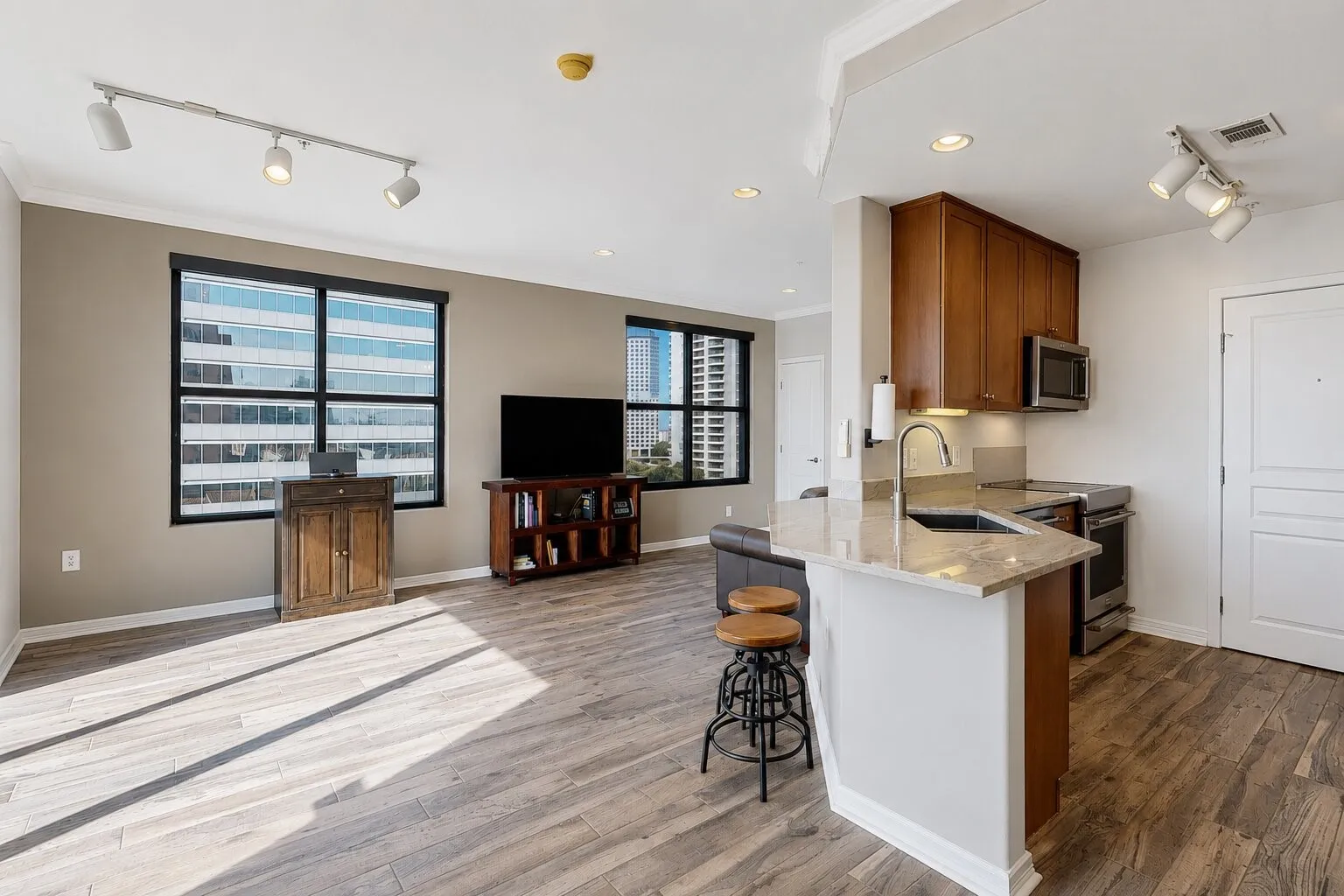 Condominium For Sale in Dallas County , 330 Las Colinas Boulevard E 920, Irving, Texas 75039, 1 Bedroom, 1 Bathroom, 1 Garage spaces, 984 Sqft, built in 2001, mls#21299680, Real Estate Agent in Irving, Homes For Sale in Dallas county, Homes For Sale in Irving, Realtor in Irving Texas, Real Estate Brokerage Independent Realty Texas, Luminita Cordes Realtor