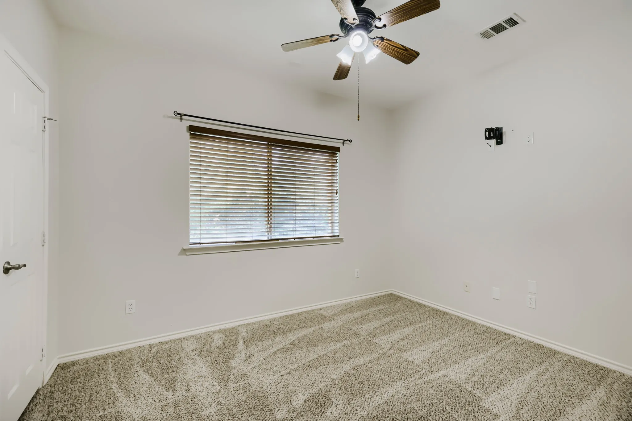 Single Family Residence For Sale in Collin County , 131 Avalon Drive, Princeton, Texas 75407, 4 Bedroom, 3 Bathroom, 2 Garage spaces, 2,244 Sqft, built in 2004, mls#21263323, Real Estate Agent in Princeton, Homes For Sale in Collin county, Homes For Sale in Princeton, Realtor in Princeton Texas, Real Estate Brokerage Independent Realty Texas, Luminita Cordes Realtor