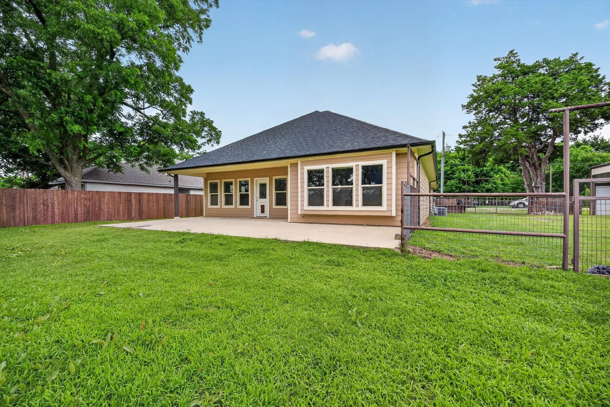 Single Family Residence For Sale in Grayson County , 1004 E Main Street, Tioga, Texas 76271, 3 Bedroom, 2 Bathroom, 2 Garage spaces, 1,738 Sqft, built in 2018, mls#21299544, Real Estate Agent in Tioga, Homes For Sale in Grayson county, Homes For Sale in Tioga, Realtor in Tioga Texas, Real Estate Brokerage Independent Realty Texas, Luminita Cordes Realtor