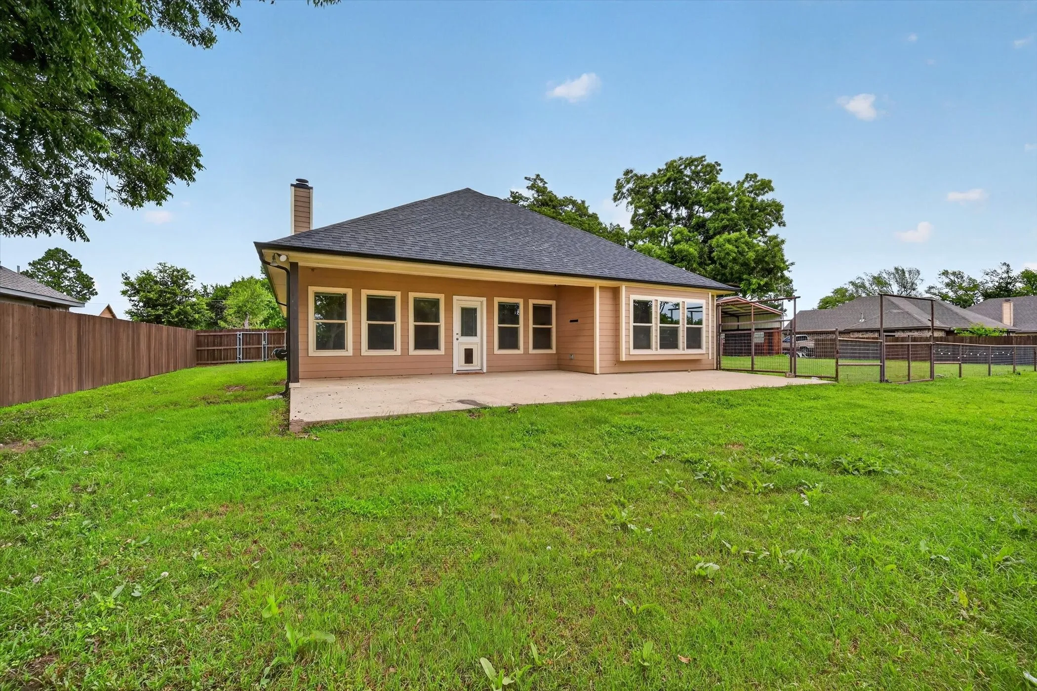Single Family Residence For Sale in Grayson County , 1004 E Main Street, Tioga, Texas 76271, 3 Bedroom, 2 Bathroom, 2 Garage spaces, 1,738 Sqft, built in 2018, mls#21299544, Real Estate Agent in Tioga, Homes For Sale in Grayson county, Homes For Sale in Tioga, Realtor in Tioga Texas, Real Estate Brokerage Independent Realty Texas, Luminita Cordes Realtor