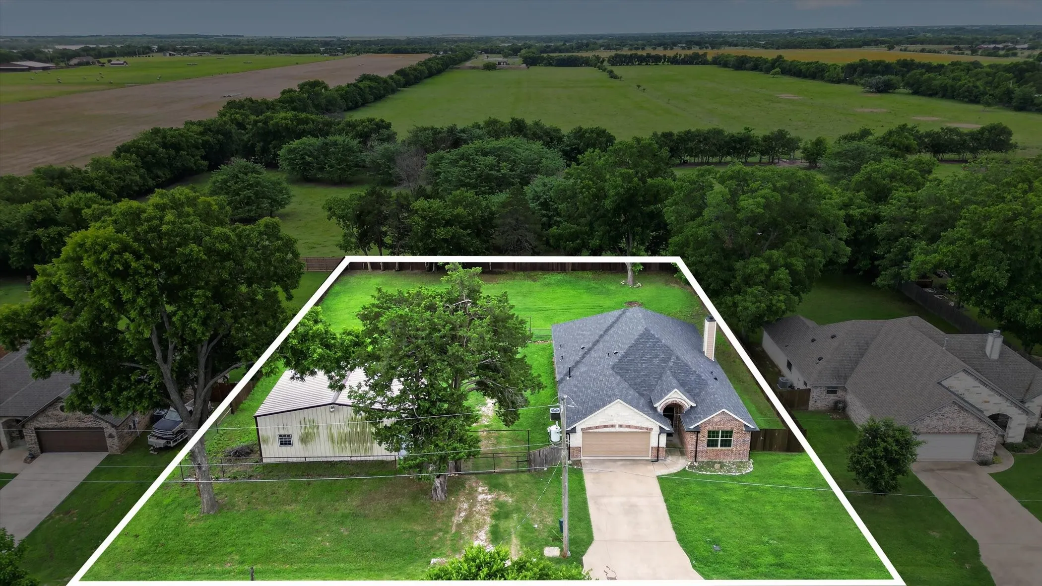 Single Family Residence For Sale in Grayson County , 1004 E Main Street, Tioga, Texas 76271, 3 Bedroom, 2 Bathroom, 2 Garage spaces, 1,738 Sqft, built in 2018, mls#21299544, Real Estate Agent in Tioga, Homes For Sale in Grayson county, Homes For Sale in Tioga, Realtor in Tioga Texas, Real Estate Brokerage Independent Realty Texas, Luminita Cordes Realtor