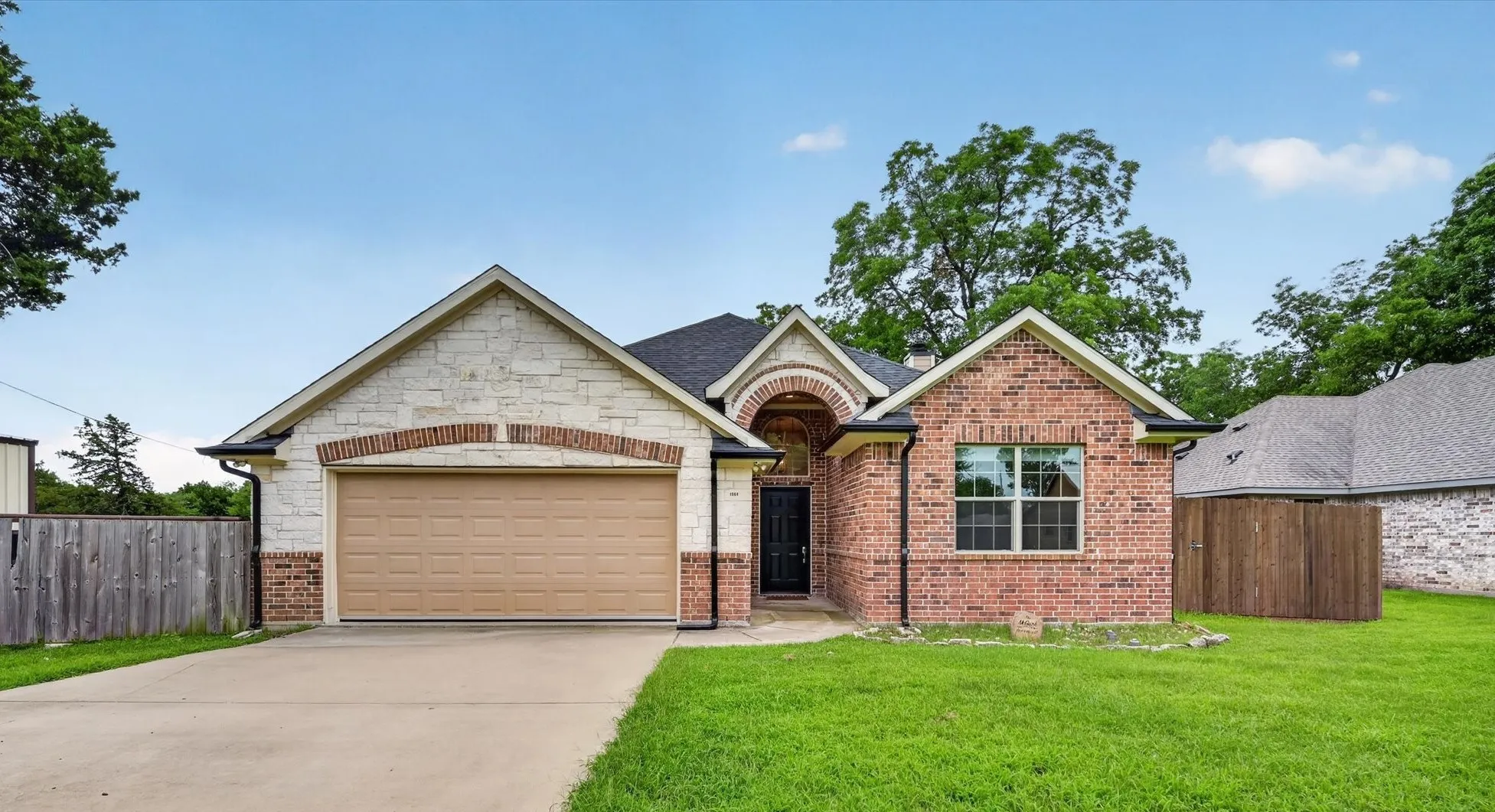 Single Family Residence For Sale in Grayson County , 1004 E Main Street, Tioga, Texas 76271, 3 Bedroom, 2 Bathroom, 2 Garage spaces, 1,738 Sqft, built in 2018, mls#21299544, Real Estate Agent in Tioga, Homes For Sale in Grayson county, Homes For Sale in Tioga, Realtor in Tioga Texas, Real Estate Brokerage Independent Realty Texas, Luminita Cordes Realtor