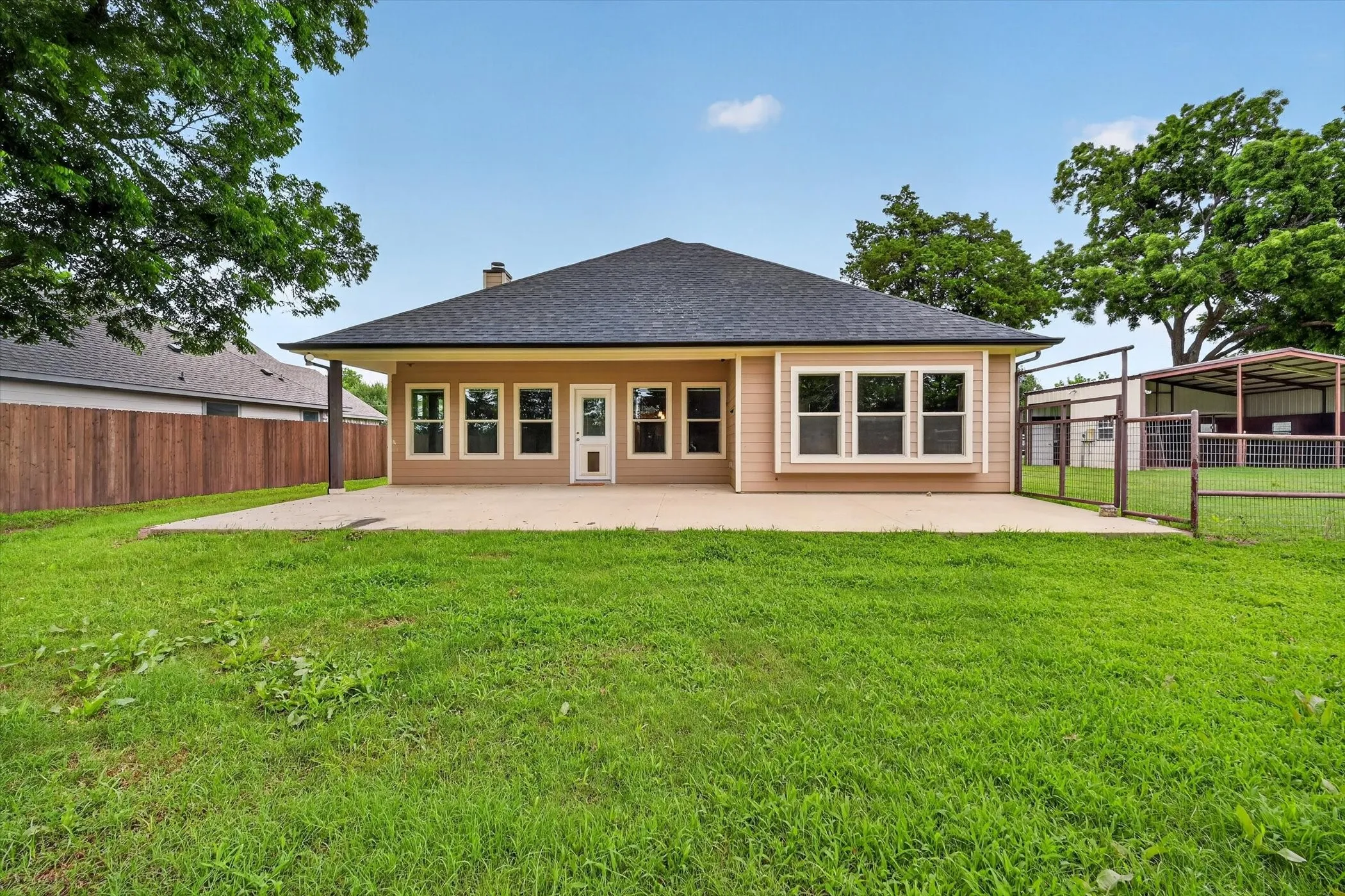 Single Family Residence For Sale in Grayson County , 1004 E Main Street, Tioga, Texas 76271, 3 Bedroom, 2 Bathroom, 2 Garage spaces, 1,738 Sqft, built in 2018, mls#21299544, Real Estate Agent in Tioga, Homes For Sale in Grayson county, Homes For Sale in Tioga, Realtor in Tioga Texas, Real Estate Brokerage Independent Realty Texas, Luminita Cordes Realtor