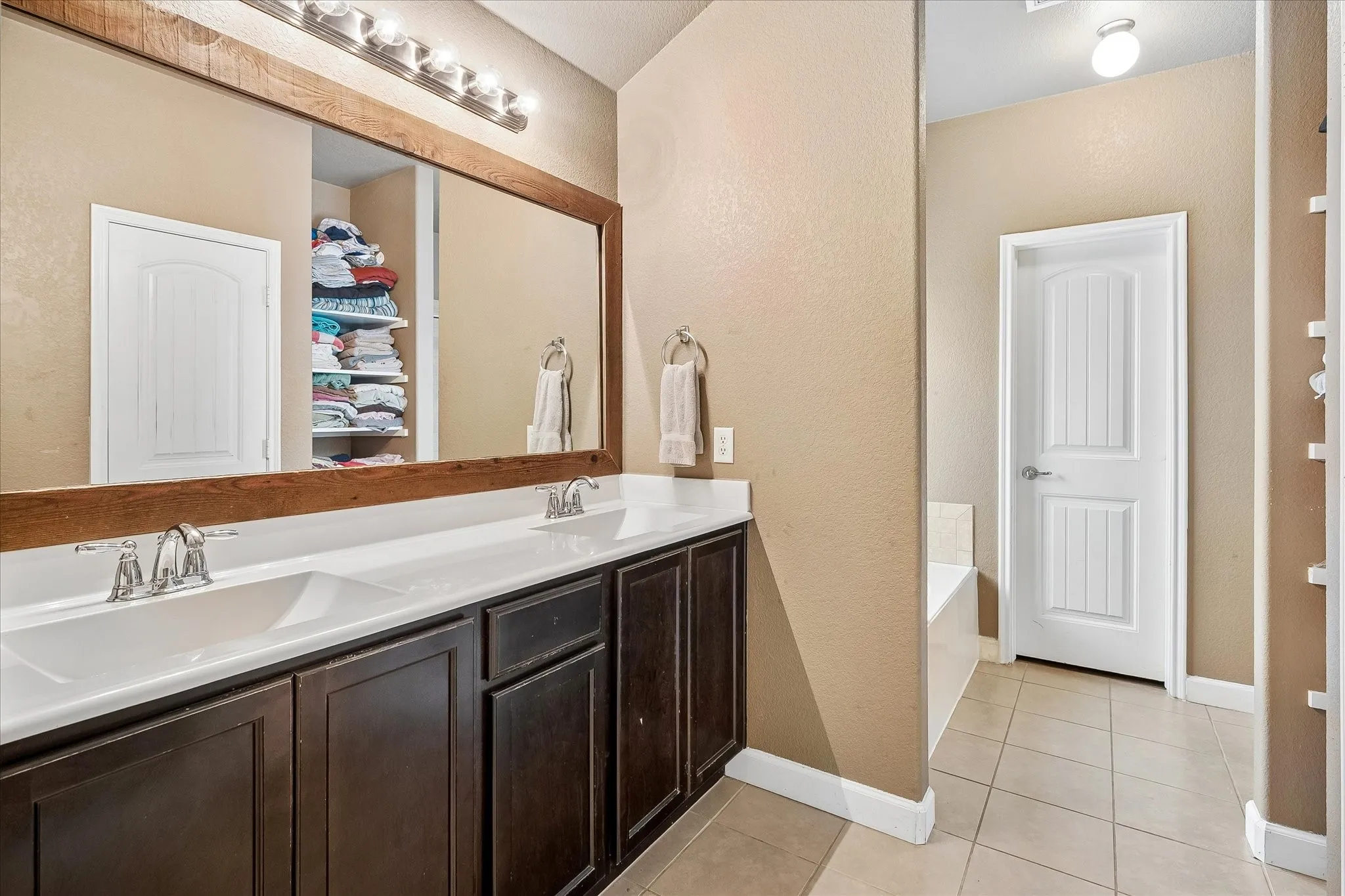 Single Family Residence For Sale in Collin County , 817 Hazels Way, Anna, Texas 75409, 3 Bedroom, 2 Bathroom, 2 Garage spaces, 1,873 Sqft, built in 2012, Price $284,000, mls#21299750, Real Estate Agent in Anna, Homes For Sale in Collin county, Homes For Sale in Anna, Realtor in Anna Texas, Real Estate Brokerage Independent Realty Texas, Luminita Cordes Realtor