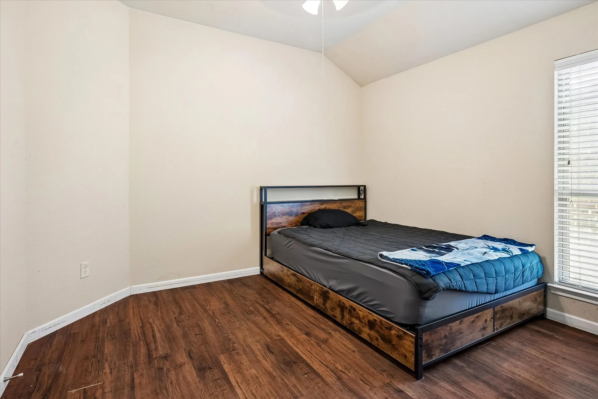 Single Family Residence For Sale in Collin County , 817 Hazels Way, Anna, Texas 75409, 3 Bedroom, 2 Bathroom, 2 Garage spaces, 1,873 Sqft, built in 2012, Price $284,000, mls#21299750, Real Estate Agent in Anna, Homes For Sale in Collin county, Homes For Sale in Anna, Realtor in Anna Texas, Real Estate Brokerage Independent Realty Texas, Luminita Cordes Realtor