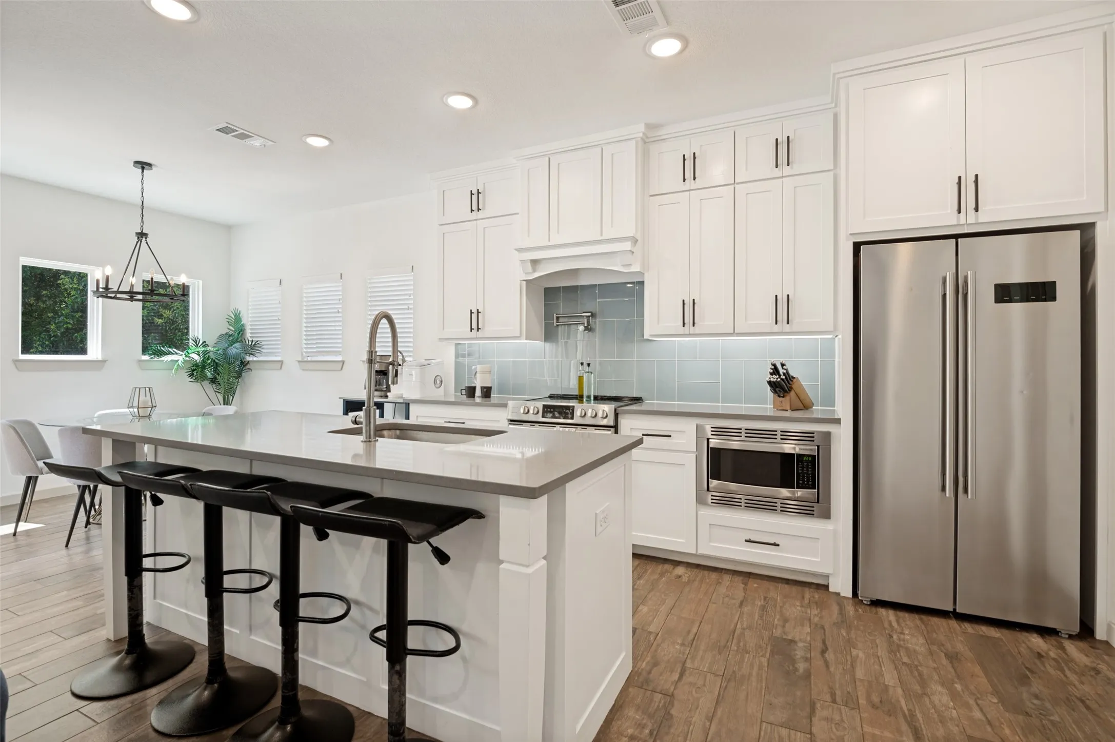Townhouse For Sale in Tarrant County , 410 N Pecan Street, Arlington, Texas 76011, 3 Bedroom, 3 Bathroom, 2 Garage spaces, 1,882 Sqft, built in 2020, mls#21299742, Real Estate Agent in Arlington, Homes For Sale in Tarrant county, Homes For Sale in Arlington, Realtor in Arlington Texas, Real Estate Brokerage Independent Realty Texas, Luminita Cordes Realtor