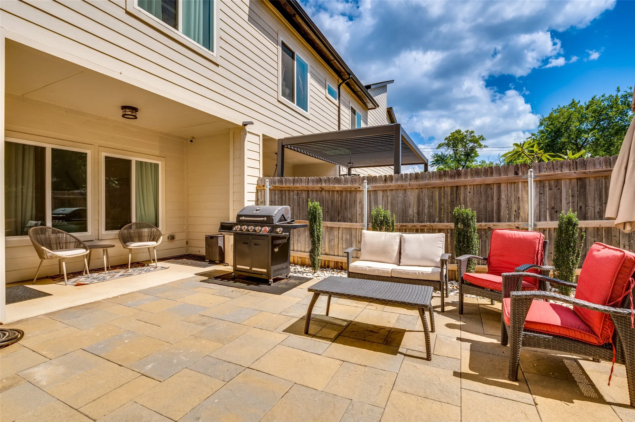 Townhouse For Sale in Tarrant County , 410 N Pecan Street, Arlington, Texas 76011, 3 Bedroom, 3 Bathroom, 2 Garage spaces, 1,882 Sqft, built in 2020, mls#21299742, Real Estate Agent in Arlington, Homes For Sale in Tarrant county, Homes For Sale in Arlington, Realtor in Arlington Texas, Real Estate Brokerage Independent Realty Texas, Luminita Cordes Realtor