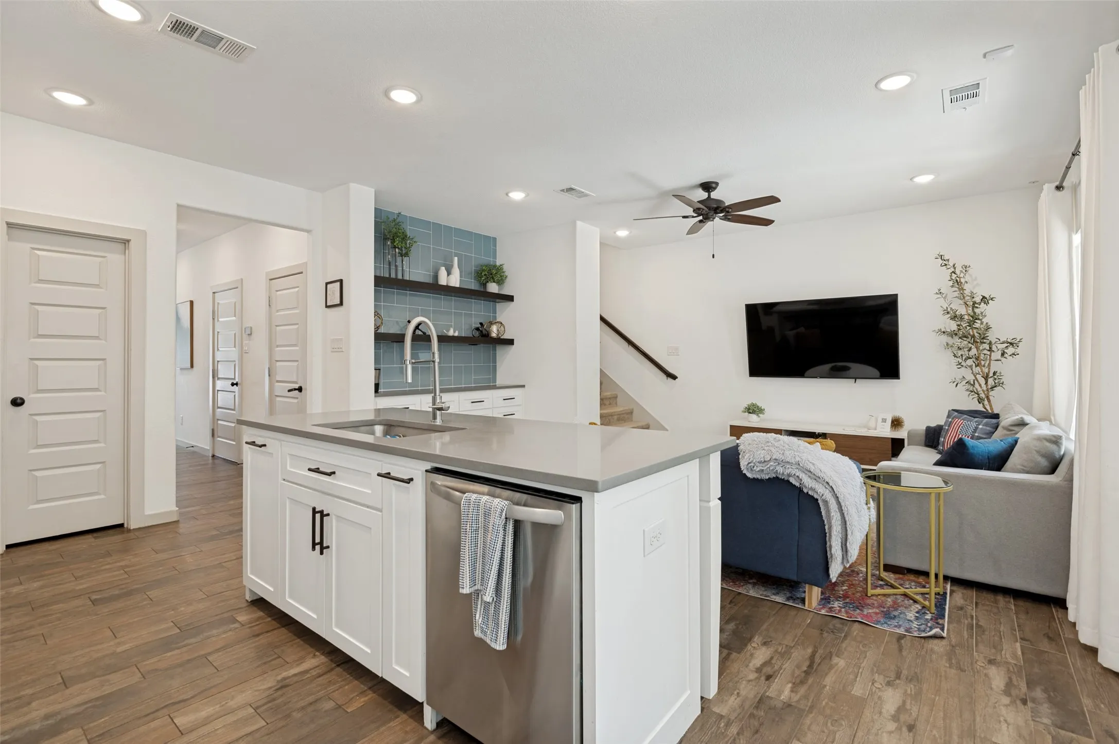 Townhouse For Sale in Tarrant County , 410 N Pecan Street, Arlington, Texas 76011, 3 Bedroom, 3 Bathroom, 2 Garage spaces, 1,882 Sqft, built in 2020, mls#21299742, Real Estate Agent in Arlington, Homes For Sale in Tarrant county, Homes For Sale in Arlington, Realtor in Arlington Texas, Real Estate Brokerage Independent Realty Texas, Luminita Cordes Realtor