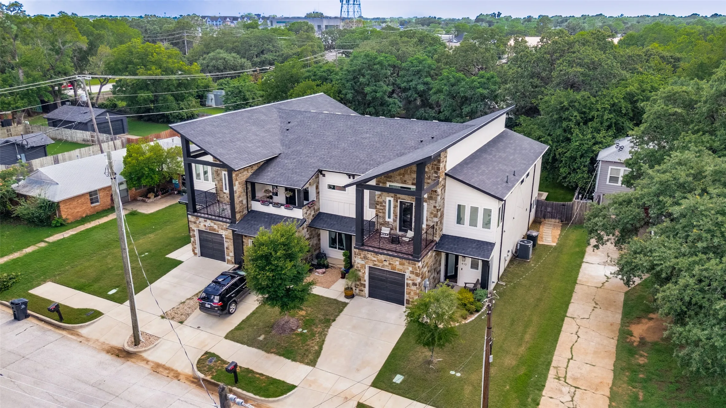 Townhouse For Sale in Tarrant County , 410 N Pecan Street, Arlington, Texas 76011, 3 Bedroom, 3 Bathroom, 2 Garage spaces, 1,882 Sqft, built in 2020, mls#21299742, Real Estate Agent in Arlington, Homes For Sale in Tarrant county, Homes For Sale in Arlington, Realtor in Arlington Texas, Real Estate Brokerage Independent Realty Texas, Luminita Cordes Realtor