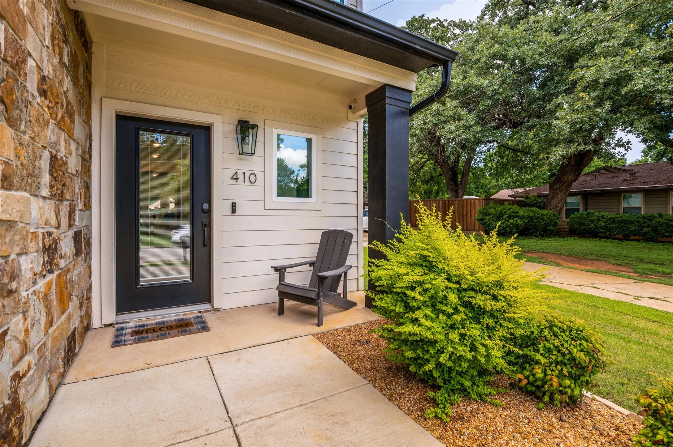 Townhouse For Sale in Tarrant County , 410 N Pecan Street, Arlington, Texas 76011, 3 Bedroom, 3 Bathroom, 2 Garage spaces, 1,882 Sqft, built in 2020, mls#21299742, Real Estate Agent in Arlington, Homes For Sale in Tarrant county, Homes For Sale in Arlington, Realtor in Arlington Texas, Real Estate Brokerage Independent Realty Texas, Luminita Cordes Realtor