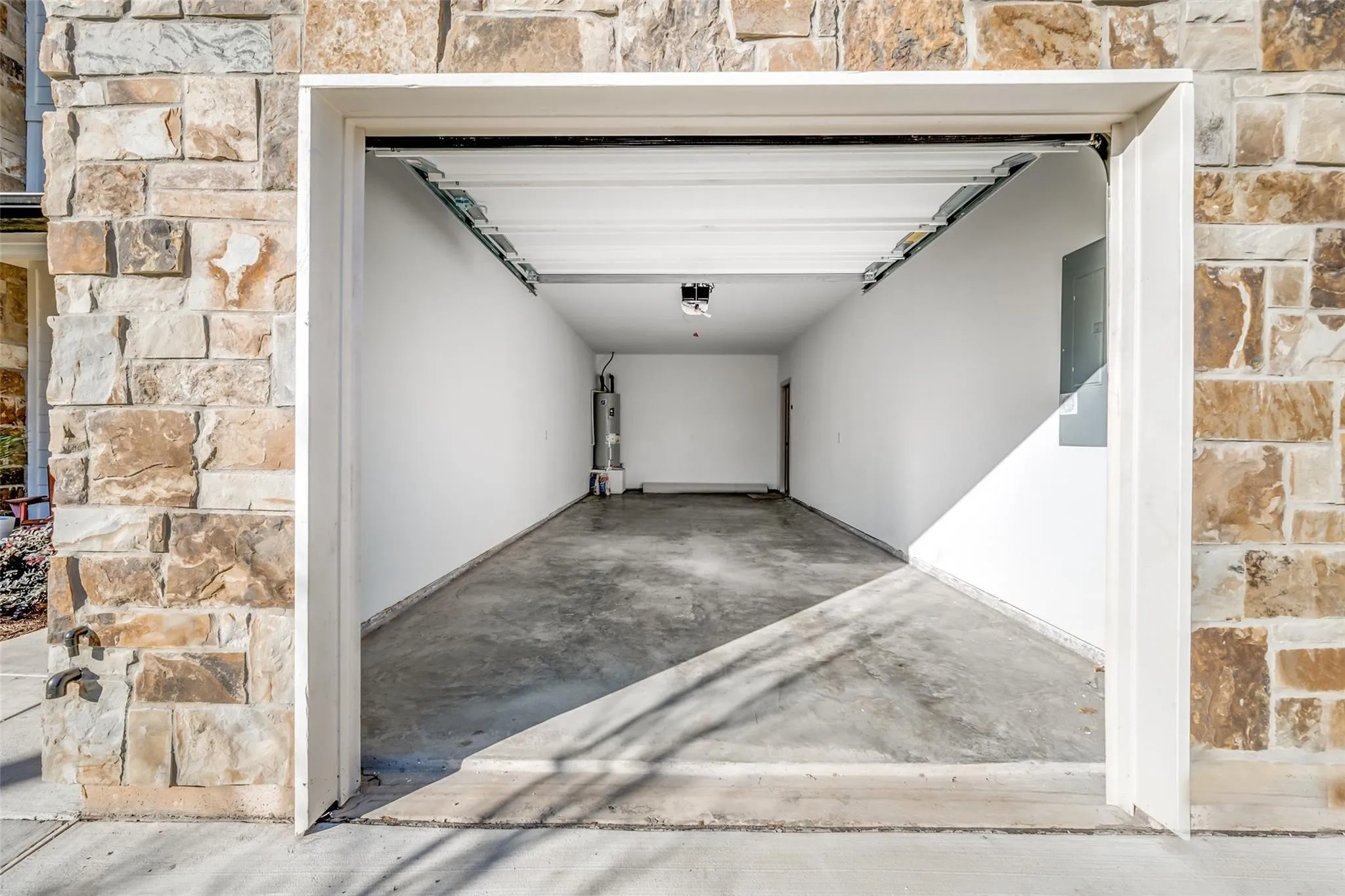 Townhouse For Sale in Tarrant County , 410 N Pecan Street, Arlington, Texas 76011, 3 Bedroom, 3 Bathroom, 2 Garage spaces, 1,882 Sqft, built in 2020, mls#21299742, Real Estate Agent in Arlington, Homes For Sale in Tarrant county, Homes For Sale in Arlington, Realtor in Arlington Texas, Real Estate Brokerage Independent Realty Texas, Luminita Cordes Realtor