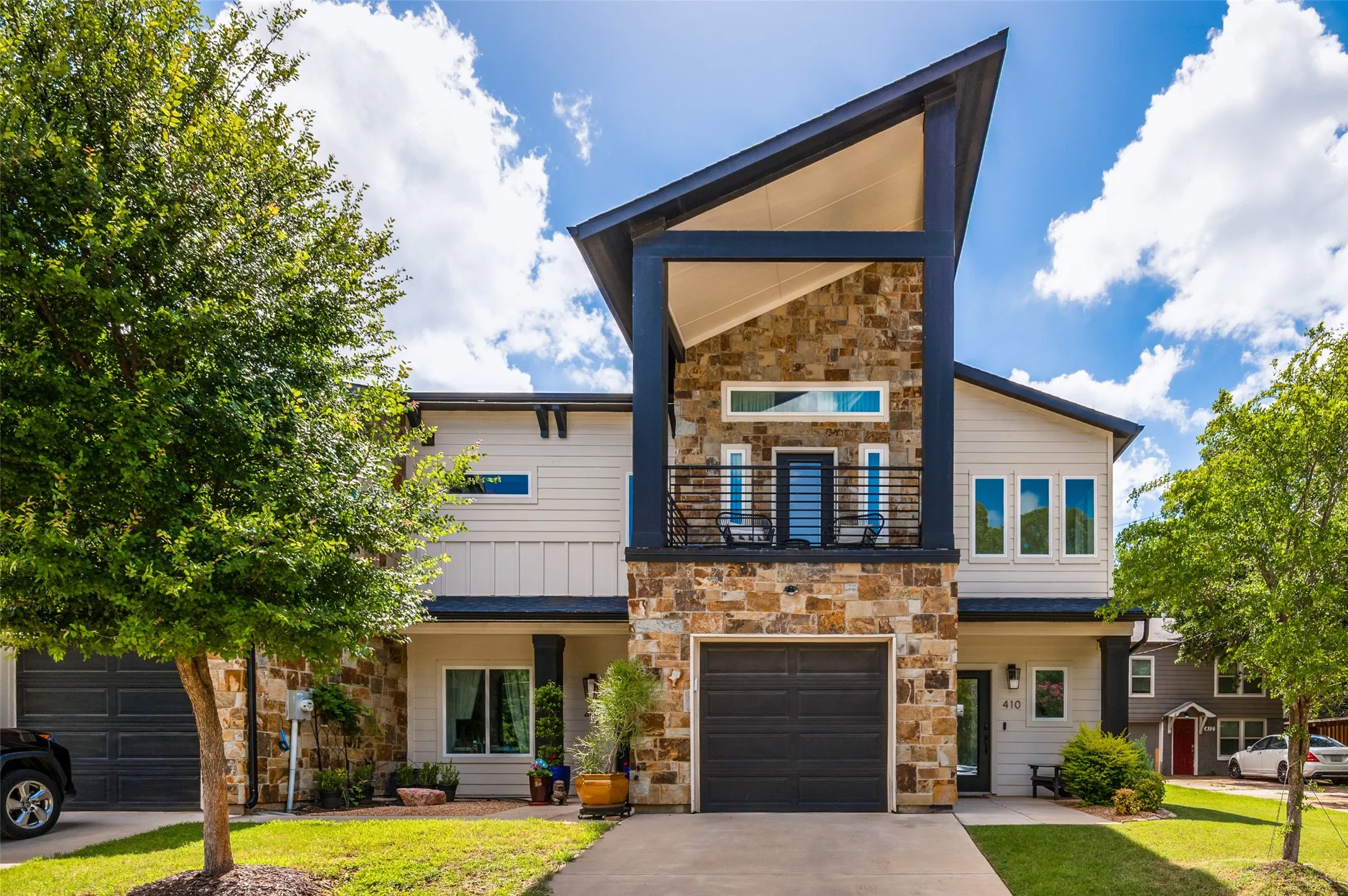 Townhouse For Sale in Tarrant County , 410 N Pecan Street, Arlington, Texas 76011, 3 Bedroom, 3 Bathroom, 2 Garage spaces, 1,882 Sqft, built in 2020, mls#21299742, Real Estate Agent in Arlington, Homes For Sale in Tarrant county, Homes For Sale in Arlington, Realtor in Arlington Texas, Real Estate Brokerage Independent Realty Texas, Luminita Cordes Realtor