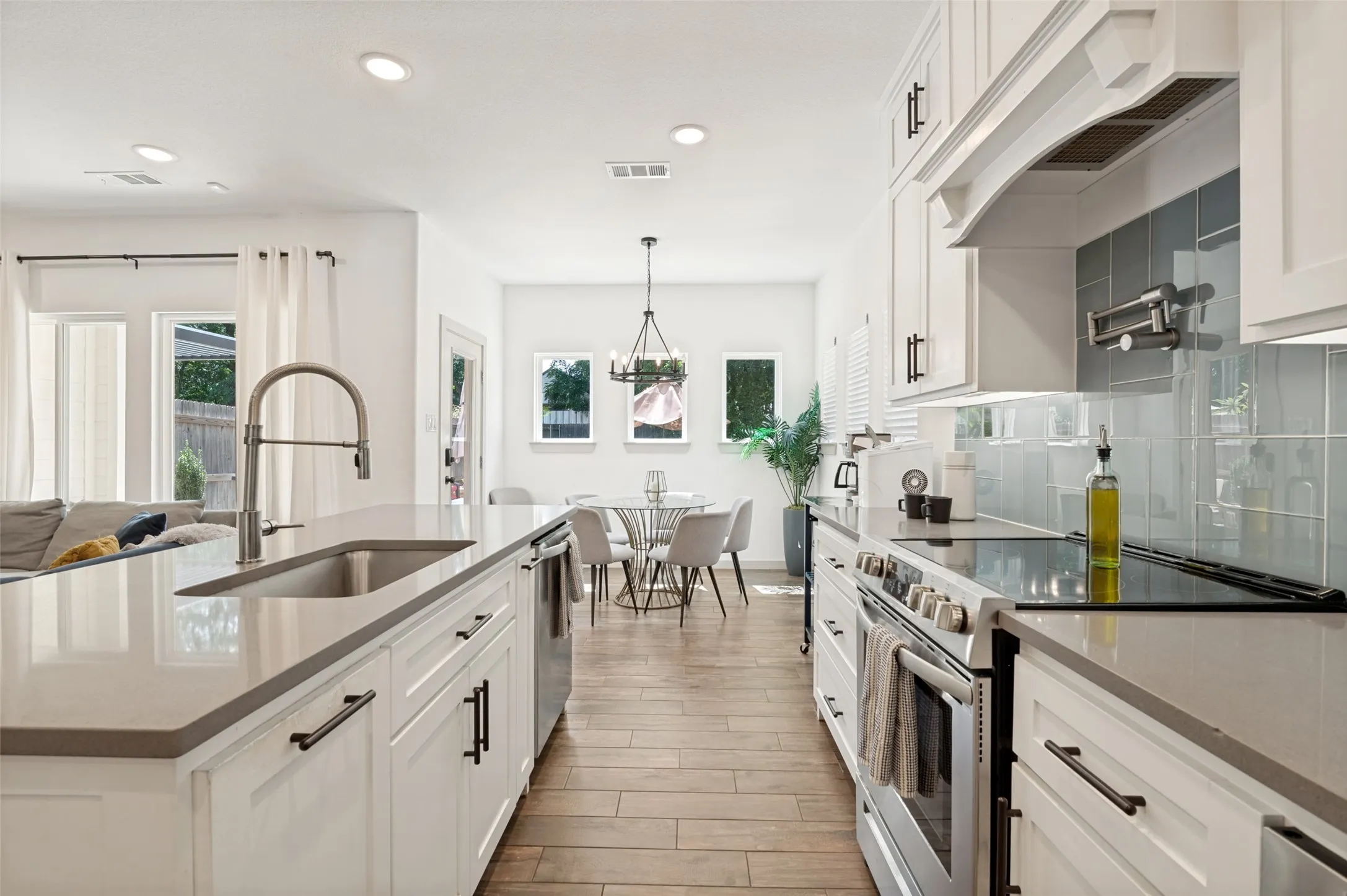Townhouse For Sale in Tarrant County , 410 N Pecan Street, Arlington, Texas 76011, 3 Bedroom, 3 Bathroom, 2 Garage spaces, 1,882 Sqft, built in 2020, mls#21299742, Real Estate Agent in Arlington, Homes For Sale in Tarrant county, Homes For Sale in Arlington, Realtor in Arlington Texas, Real Estate Brokerage Independent Realty Texas, Luminita Cordes Realtor