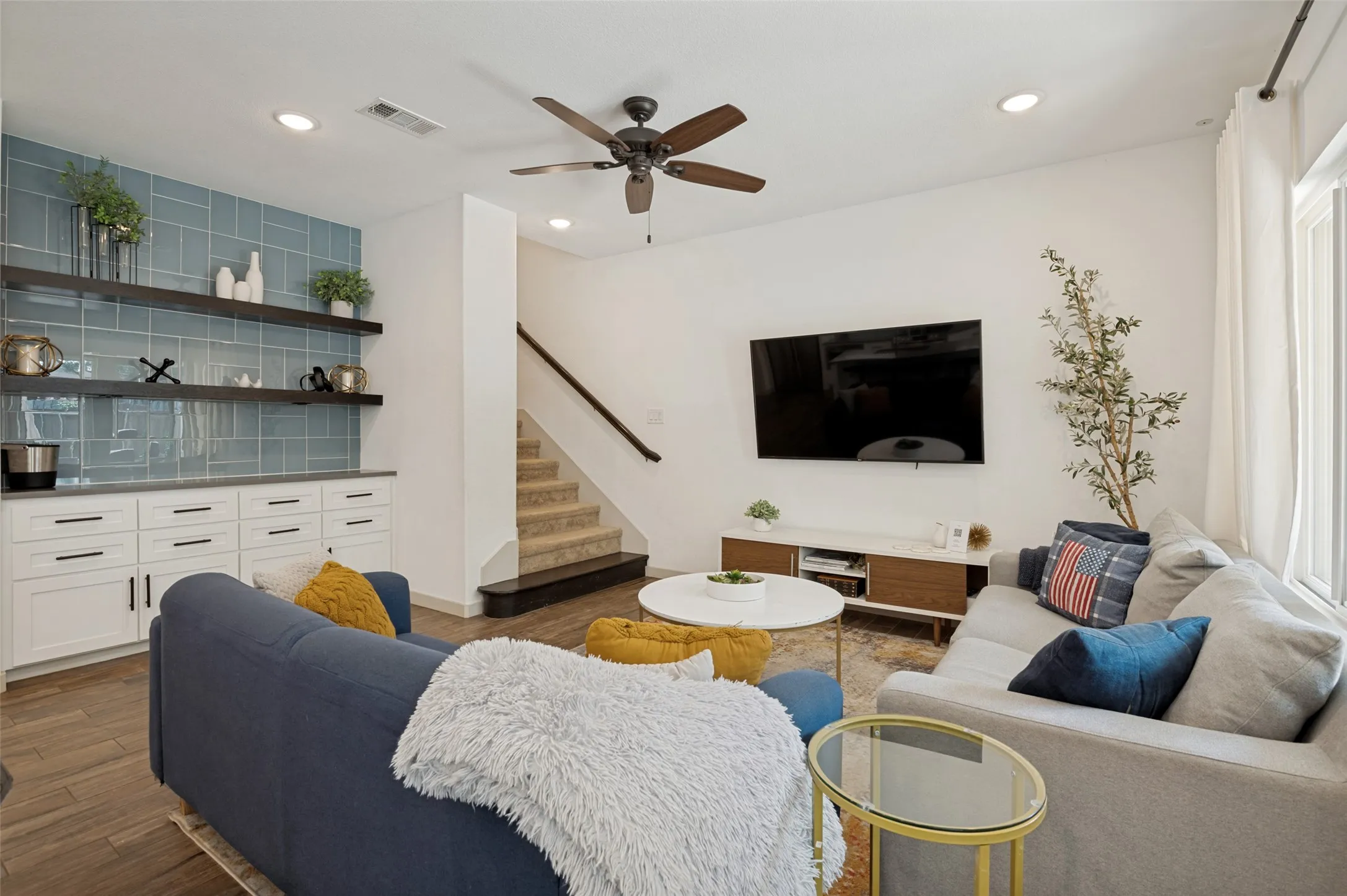 Townhouse For Sale in Tarrant County , 410 N Pecan Street, Arlington, Texas 76011, 3 Bedroom, 3 Bathroom, 2 Garage spaces, 1,882 Sqft, built in 2020, mls#21299742, Real Estate Agent in Arlington, Homes For Sale in Tarrant county, Homes For Sale in Arlington, Realtor in Arlington Texas, Real Estate Brokerage Independent Realty Texas, Luminita Cordes Realtor