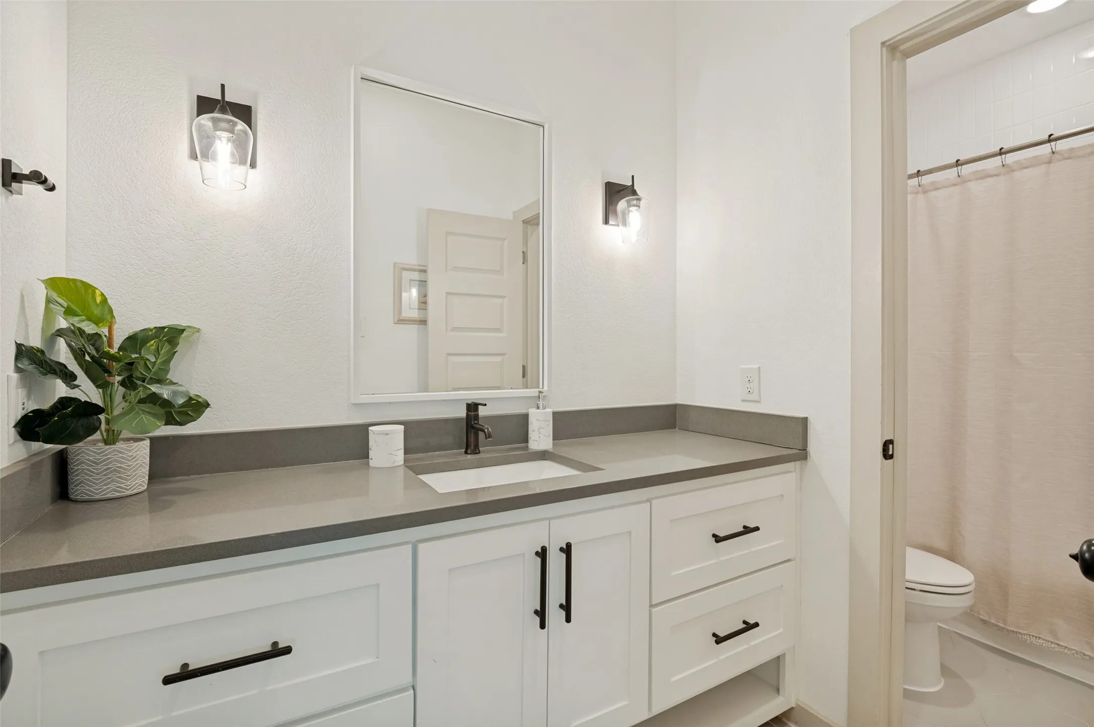 Townhouse For Sale in Tarrant County , 410 N Pecan Street, Arlington, Texas 76011, 3 Bedroom, 3 Bathroom, 2 Garage spaces, 1,882 Sqft, built in 2020, mls#21299742, Real Estate Agent in Arlington, Homes For Sale in Tarrant county, Homes For Sale in Arlington, Realtor in Arlington Texas, Real Estate Brokerage Independent Realty Texas, Luminita Cordes Realtor