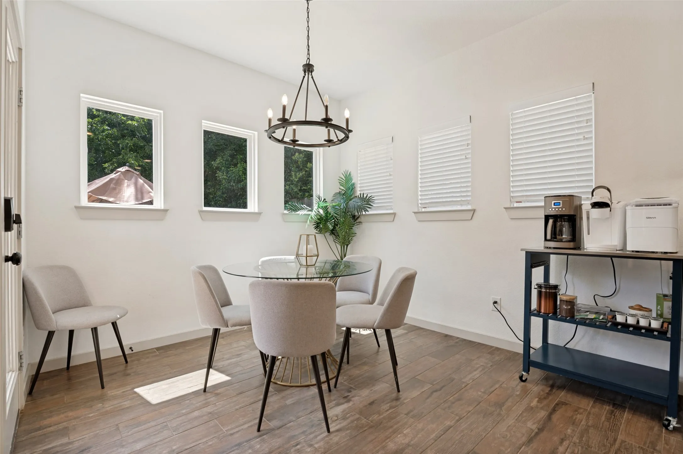 Townhouse For Sale in Tarrant County , 410 N Pecan Street, Arlington, Texas 76011, 3 Bedroom, 3 Bathroom, 2 Garage spaces, 1,882 Sqft, built in 2020, mls#21299742, Real Estate Agent in Arlington, Homes For Sale in Tarrant county, Homes For Sale in Arlington, Realtor in Arlington Texas, Real Estate Brokerage Independent Realty Texas, Luminita Cordes Realtor