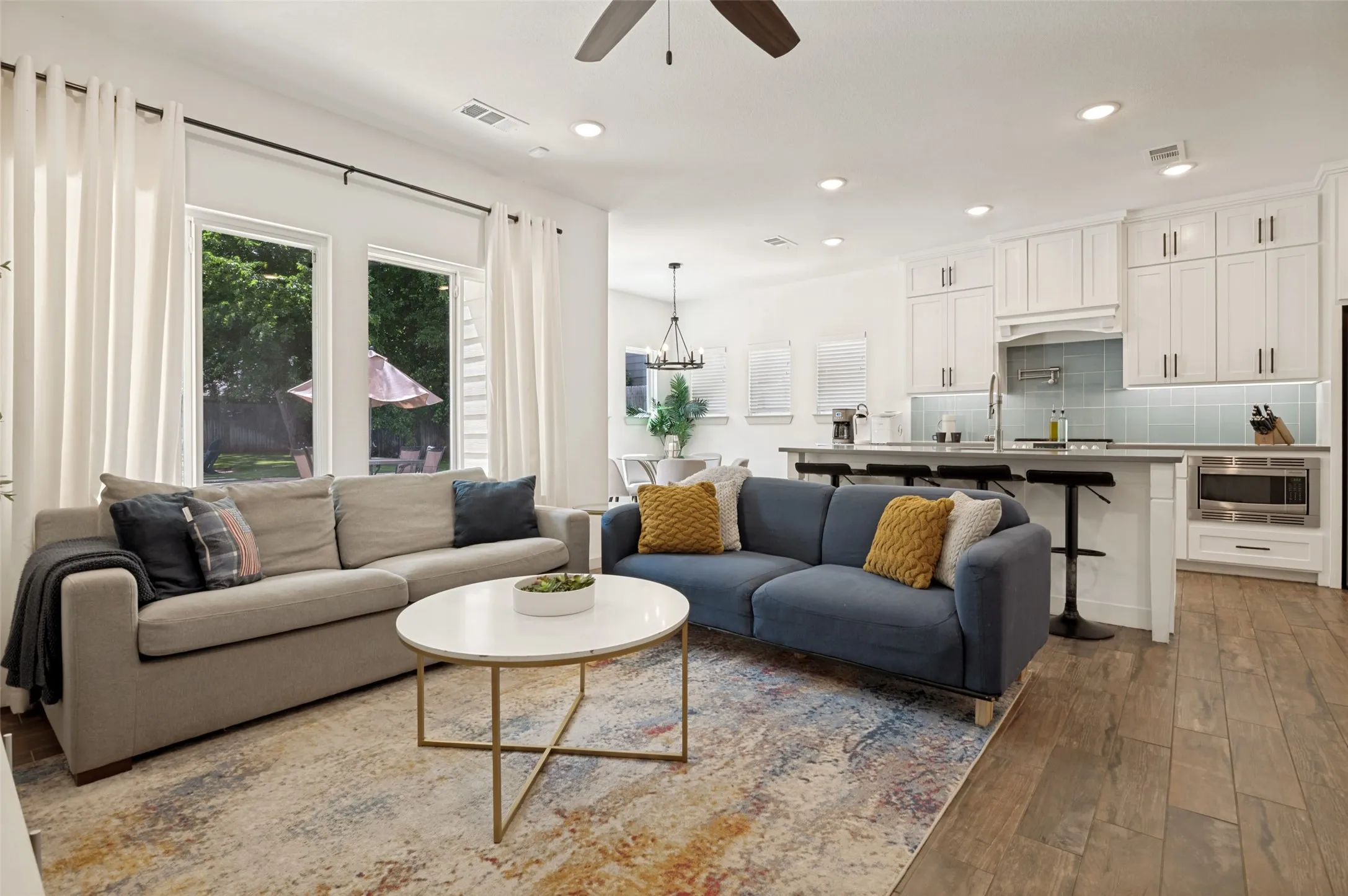 Townhouse For Sale in Tarrant County , 410 N Pecan Street, Arlington, Texas 76011, 3 Bedroom, 3 Bathroom, 2 Garage spaces, 1,882 Sqft, built in 2020, mls#21299742, Real Estate Agent in Arlington, Homes For Sale in Tarrant county, Homes For Sale in Arlington, Realtor in Arlington Texas, Real Estate Brokerage Independent Realty Texas, Luminita Cordes Realtor