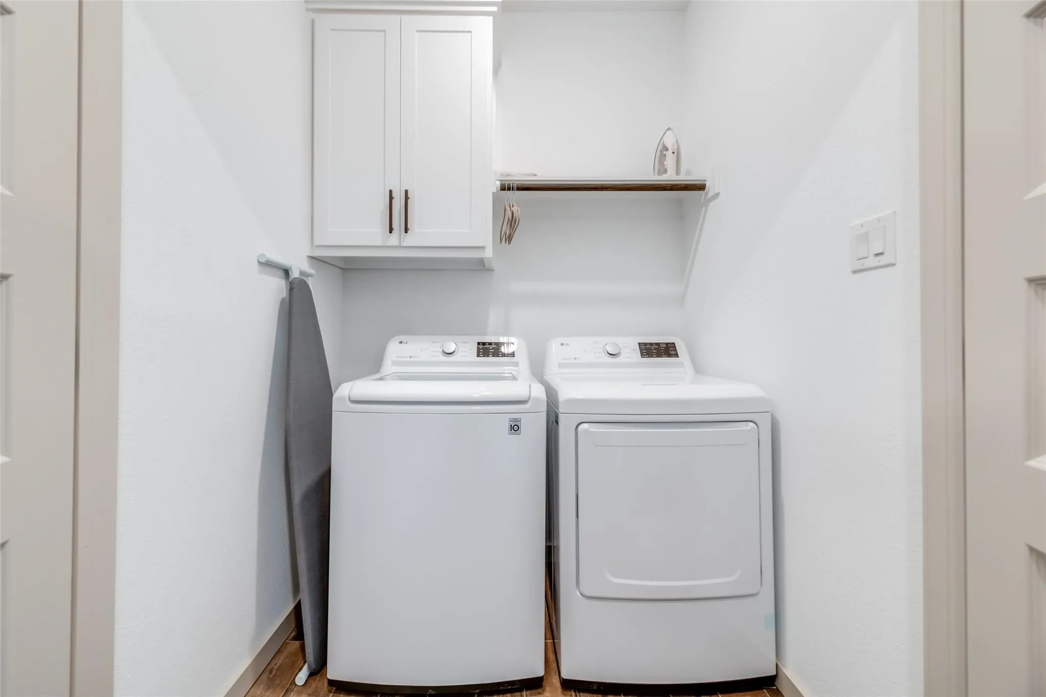 Townhouse For Sale in Tarrant County , 410 N Pecan Street, Arlington, Texas 76011, 3 Bedroom, 3 Bathroom, 2 Garage spaces, 1,882 Sqft, built in 2020, mls#21299742, Real Estate Agent in Arlington, Homes For Sale in Tarrant county, Homes For Sale in Arlington, Realtor in Arlington Texas, Real Estate Brokerage Independent Realty Texas, Luminita Cordes Realtor