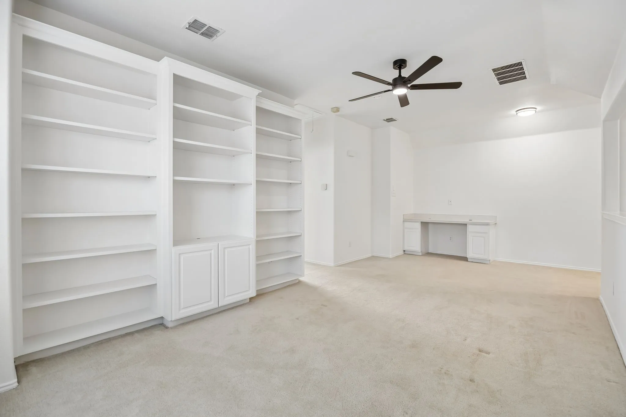 Single Family Residence For Sale in Dallas County , 559 Hawken Drive, Coppell, Texas 75019, 3 Bedroom, 3 Bathroom, 2 Garage spaces, 2,015 Sqft, built in 2000, mls#21298282, Real Estate Agent in Coppell, Homes For Sale in Dallas county, Homes For Sale in Coppell, Realtor in Coppell Texas, Real Estate Brokerage Independent Realty Texas, Luminita Cordes Realtor