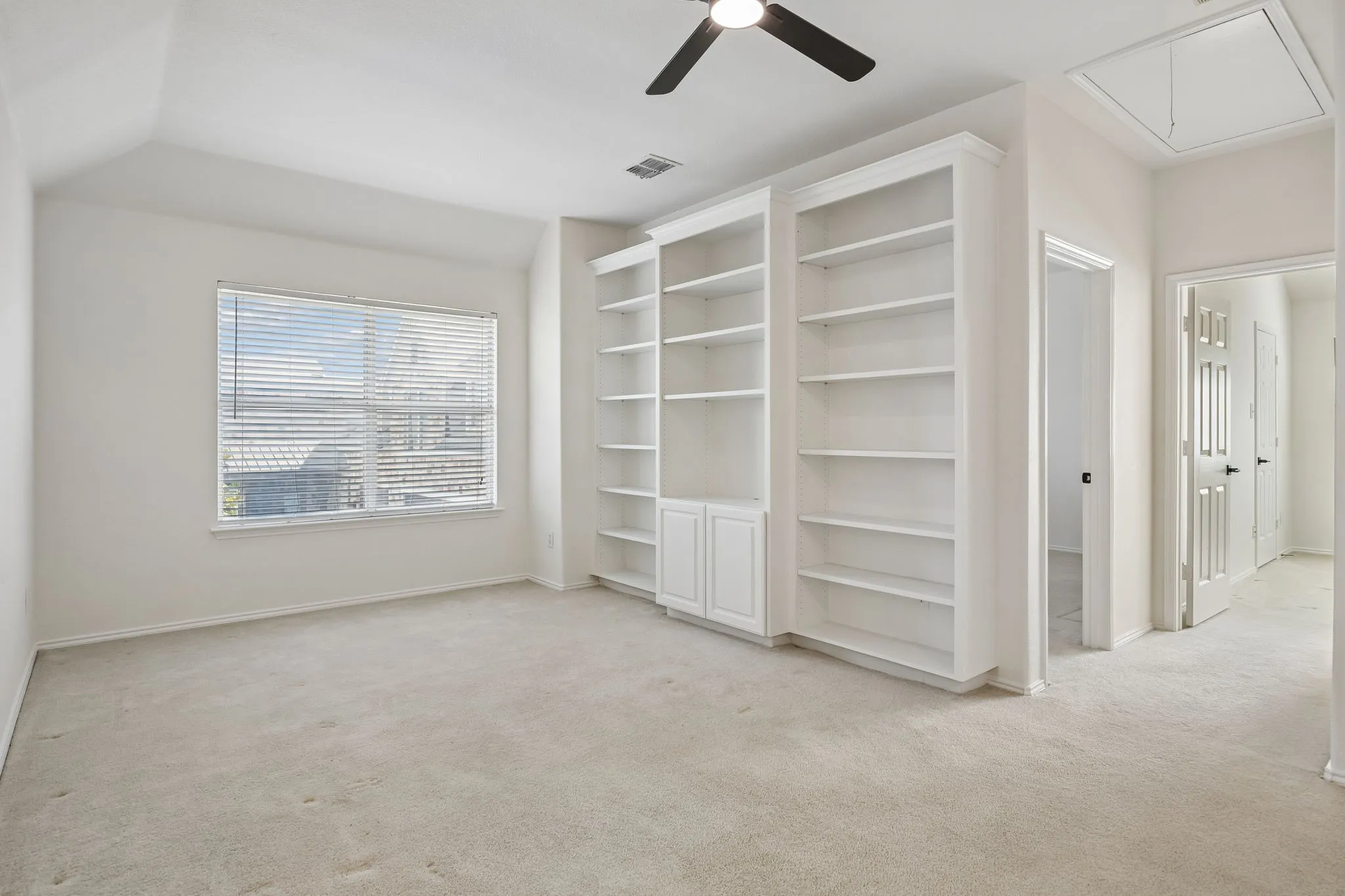 Single Family Residence For Sale in Dallas County , 559 Hawken Drive, Coppell, Texas 75019, 3 Bedroom, 3 Bathroom, 2 Garage spaces, 2,015 Sqft, built in 2000, mls#21298282, Real Estate Agent in Coppell, Homes For Sale in Dallas county, Homes For Sale in Coppell, Realtor in Coppell Texas, Real Estate Brokerage Independent Realty Texas, Luminita Cordes Realtor