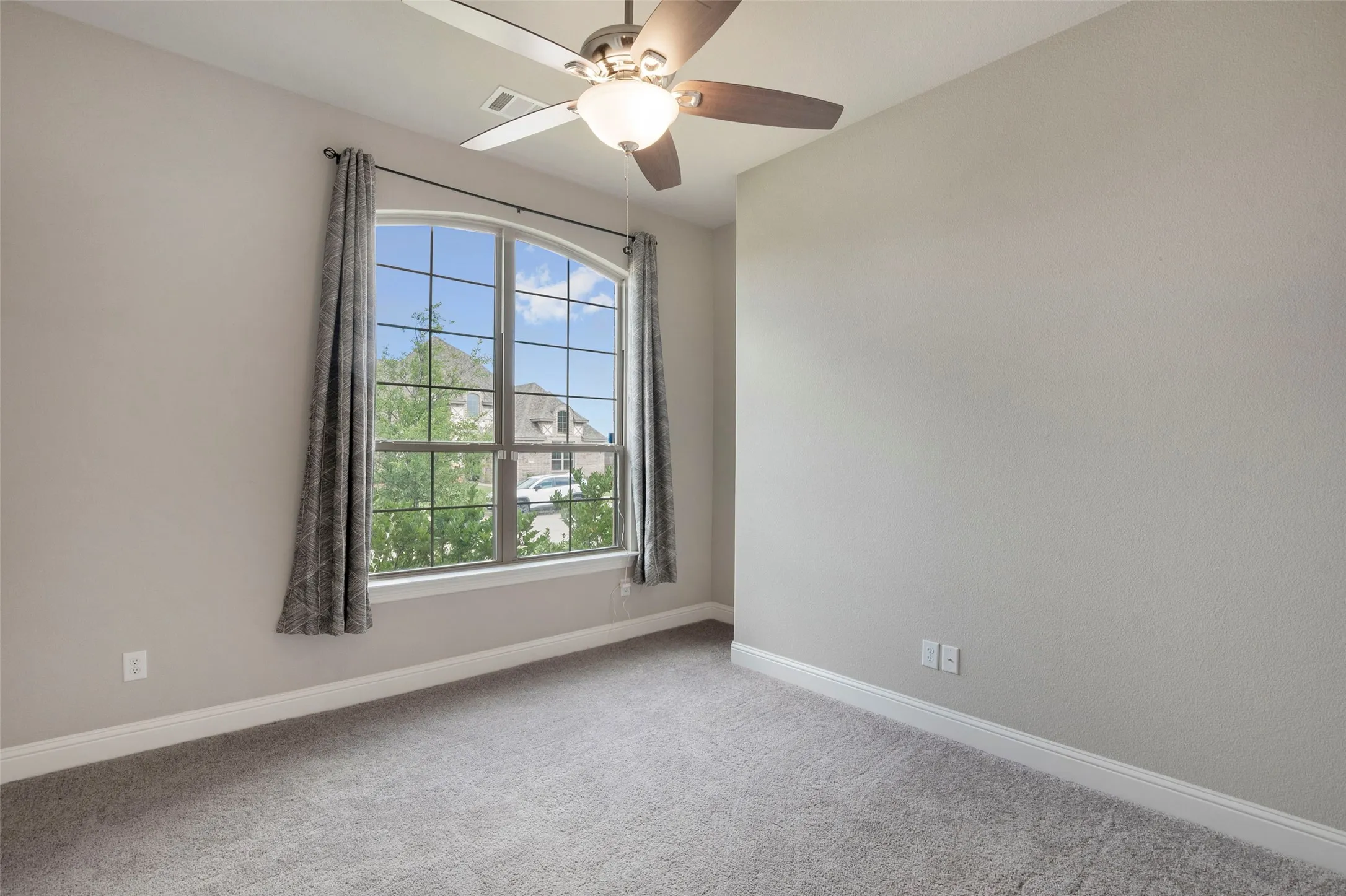 Single Family Residence For Sale in Johnson County , 1953 Silver Falls Drive, Burleson, Texas 76028, 4 Bedroom, 3 Bathroom, 3 Garage spaces, 2,840 Sqft, built in 2021, mls#21299303, Real Estate Agent in Burleson, Homes For Sale in Johnson county, Homes For Sale in Burleson, Realtor in Burleson Texas, Real Estate Brokerage Independent Realty Texas, Luminita Cordes Realtor