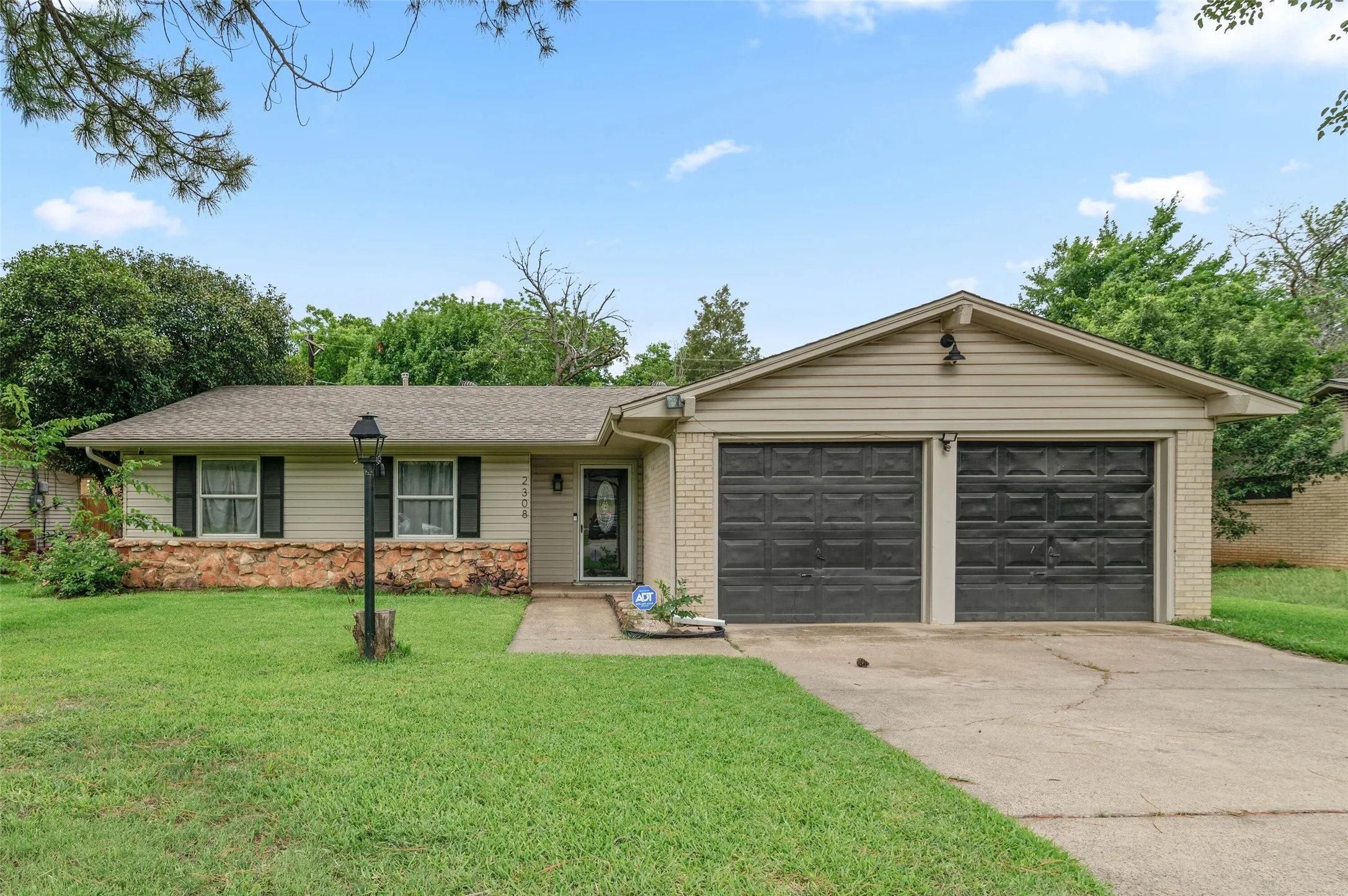 Single Family Residence For Sale in Denton County , 2308 Westwood Drive, Denton, Texas 76205, 4 Bedroom, 2 Bathroom, 1 Garage spaces, 1,490 Sqft, built in 1978, mls#21299777, Real Estate Agent in Denton, Homes For Sale in Denton county, Homes For Sale in Denton, Realtor in Denton Texas, Real Estate Brokerage Independent Realty Texas, Luminita Cordes Realtor